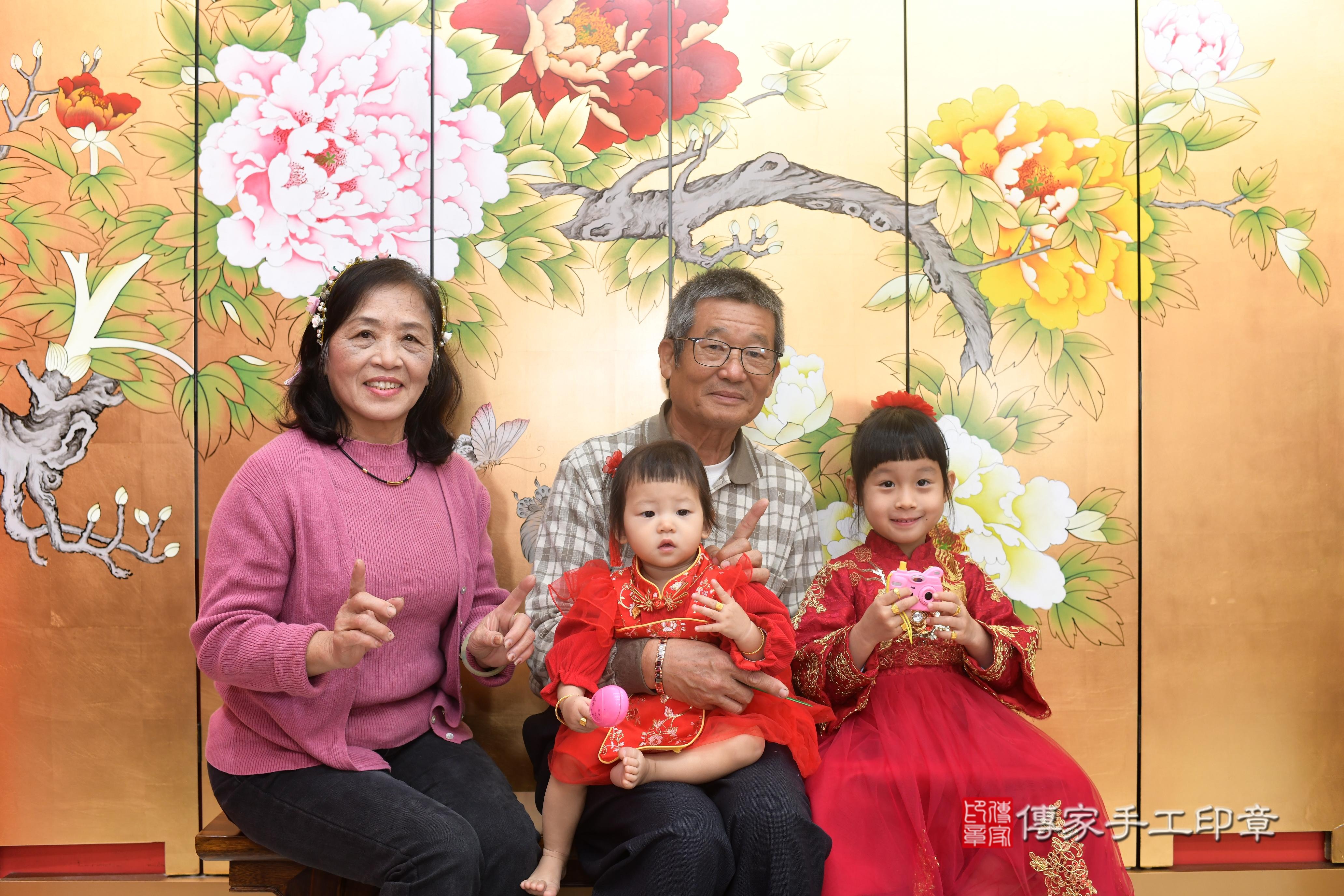 傳家手工印章高雄店、抓周、度脺、中國風會場、傳家嬰兒古禮、吉祥話、抓周道具物品24種、拍照。抓周證書。寶寶抓周、滿周歲、生日快樂、祝福