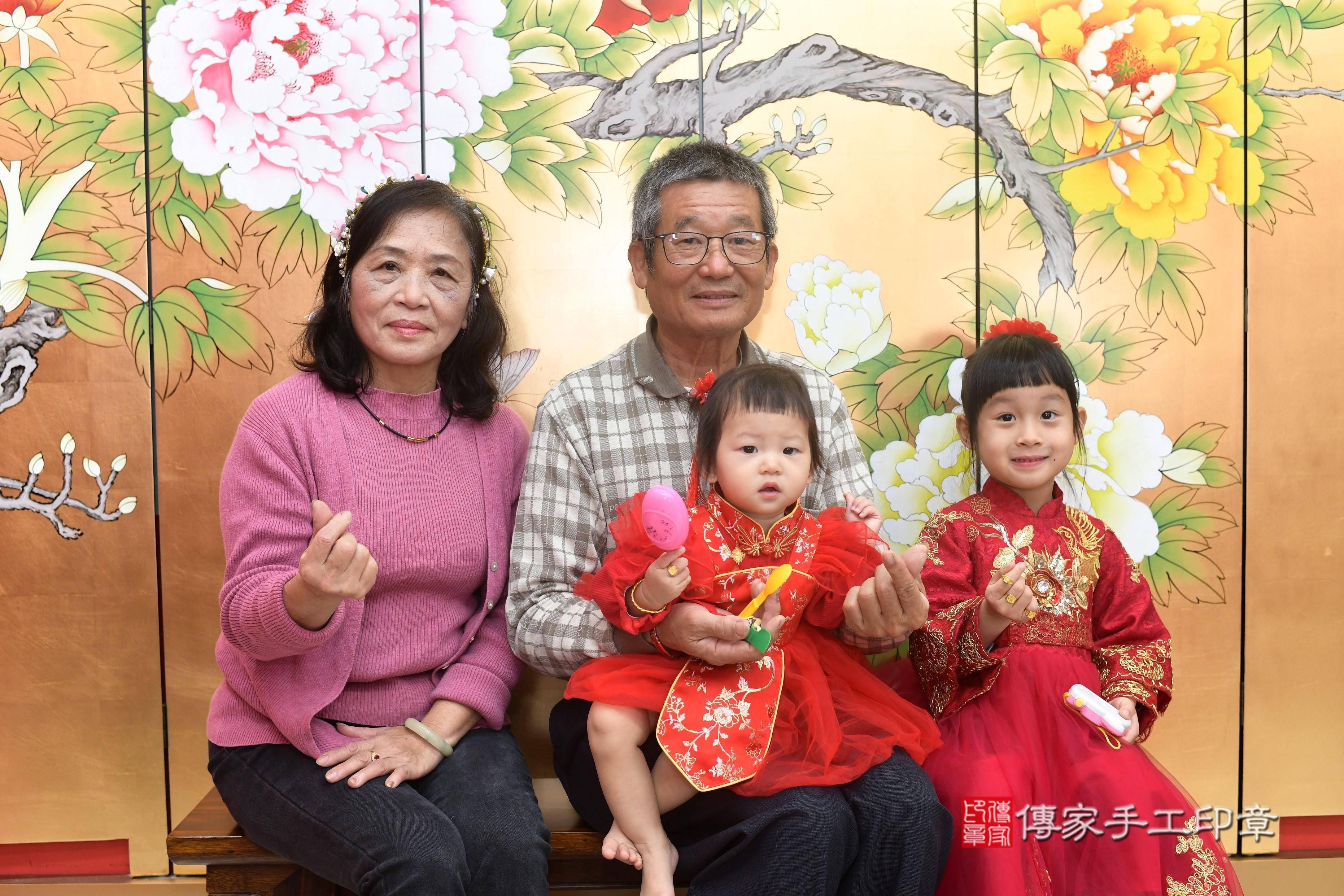 傳家手工印章高雄店、抓周、度脺、中國風會場、傳家嬰兒古禮、吉祥話、抓周道具物品24種、拍照。抓周證書。寶寶抓周、滿周歲、生日快樂、祝福