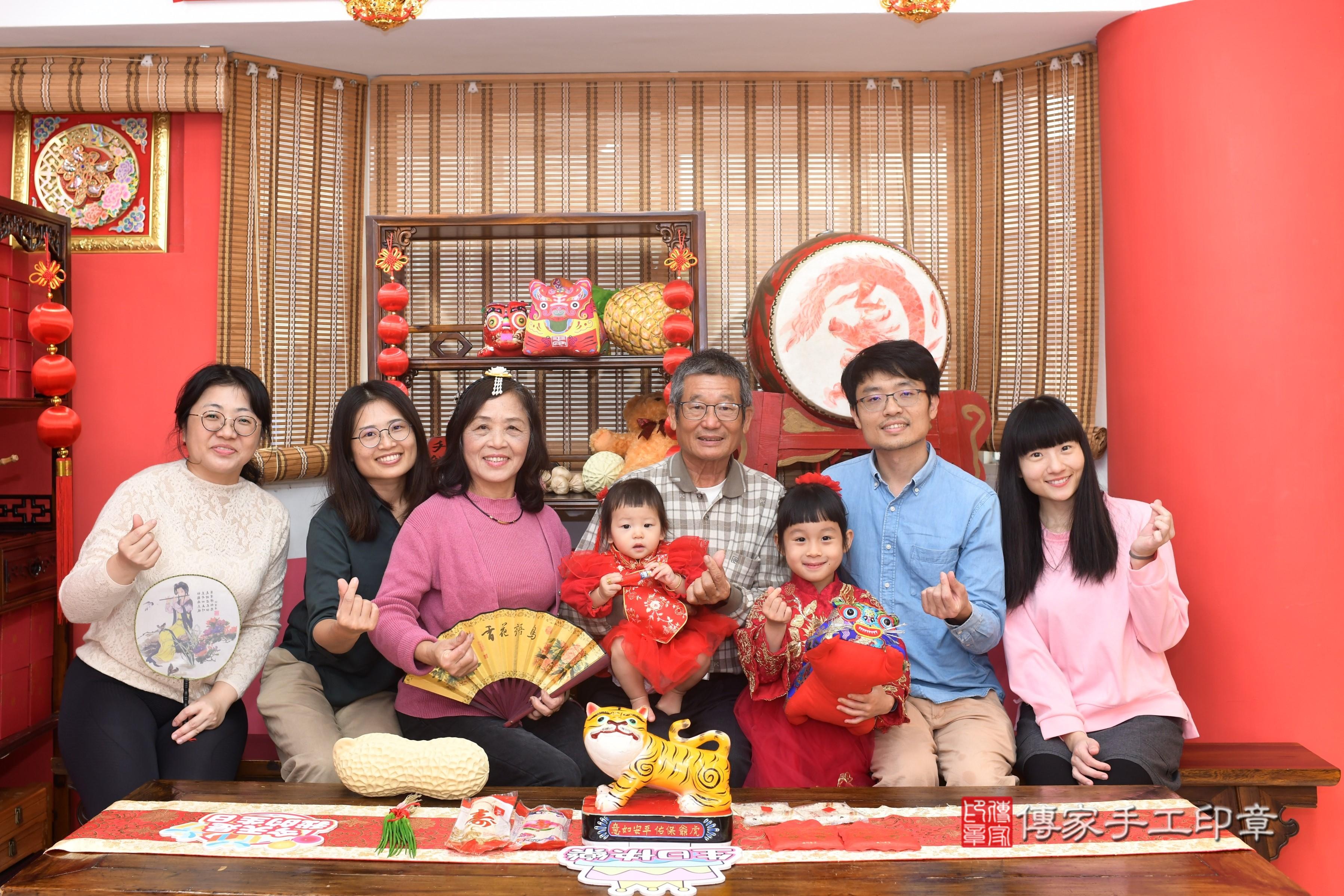 傳家手工印章高雄店、抓周、度脺、中國風會場、傳家嬰兒古禮、吉祥話、抓周道具物品24種、拍照。抓周證書。寶寶抓周、滿周歲、生日快樂、祝福