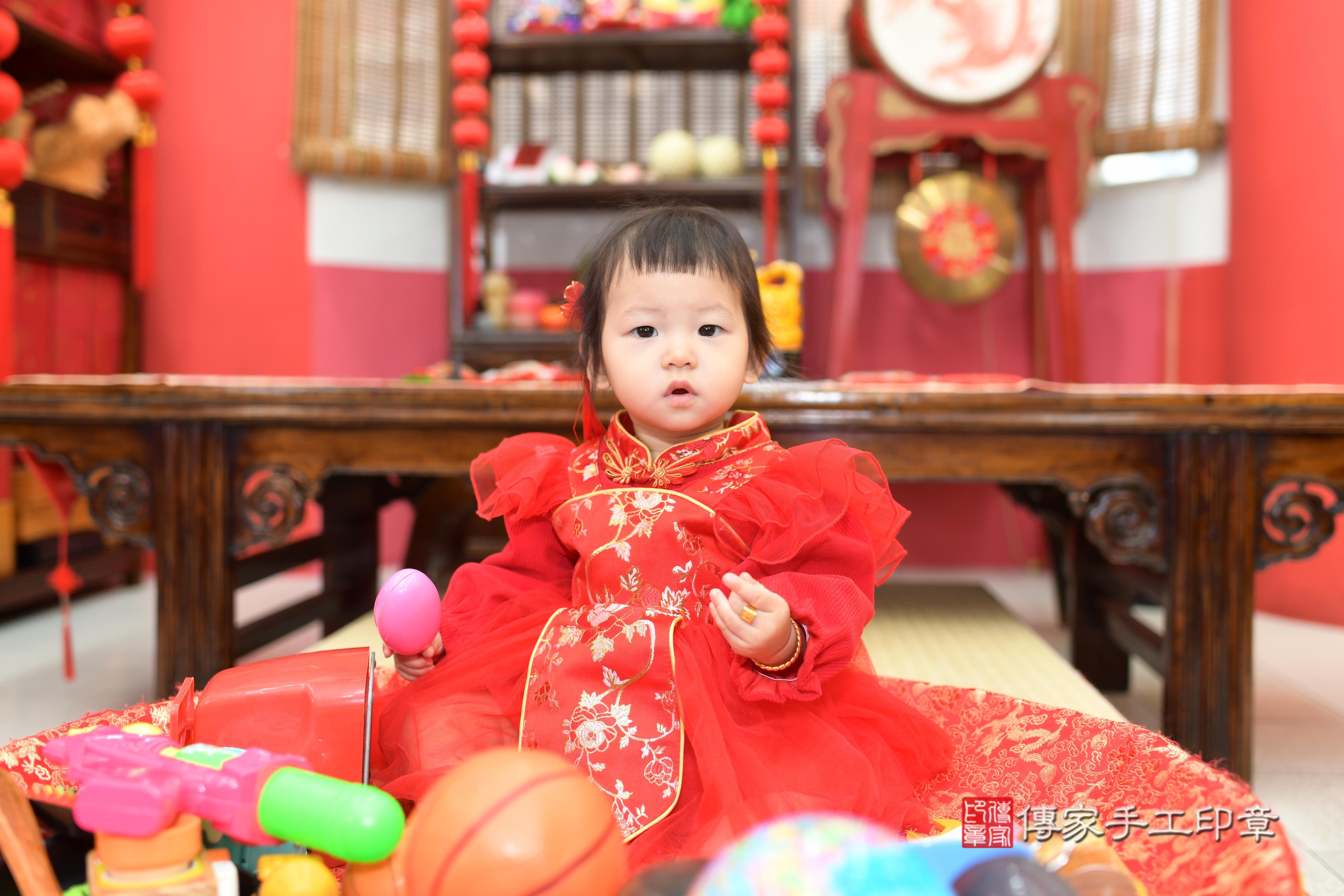 傳家手工印章高雄店、抓周、度脺、中國風會場、傳家嬰兒古禮、吉祥話、抓周道具物品24種、拍照。抓周證書。寶寶抓周、滿周歲、生日快樂、祝福