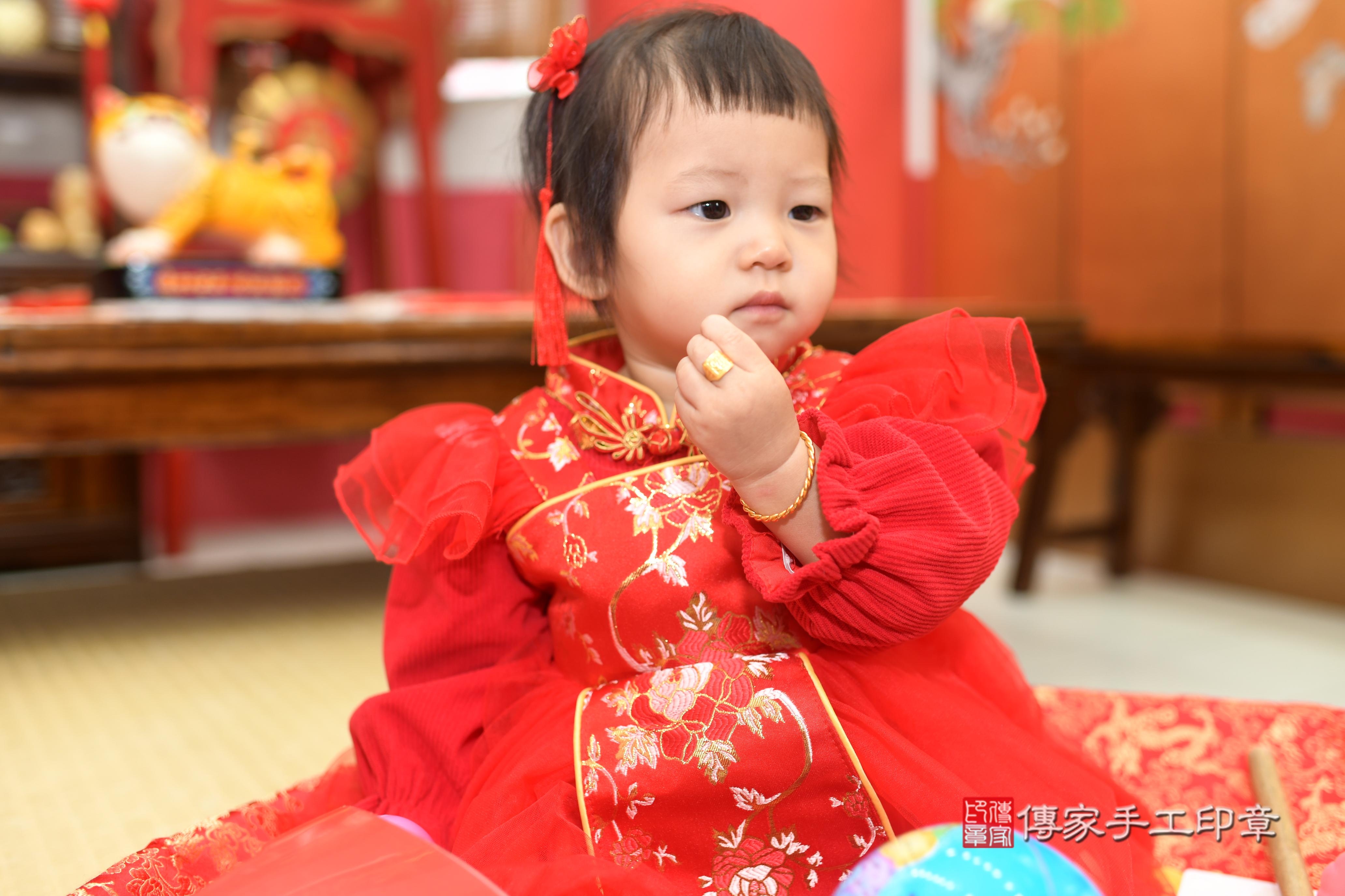 傳家手工印章高雄店、抓周、度脺、中國風會場、傳家嬰兒古禮、吉祥話、抓周道具物品24種、拍照。抓周證書。寶寶抓周、滿周歲、生日快樂、祝福