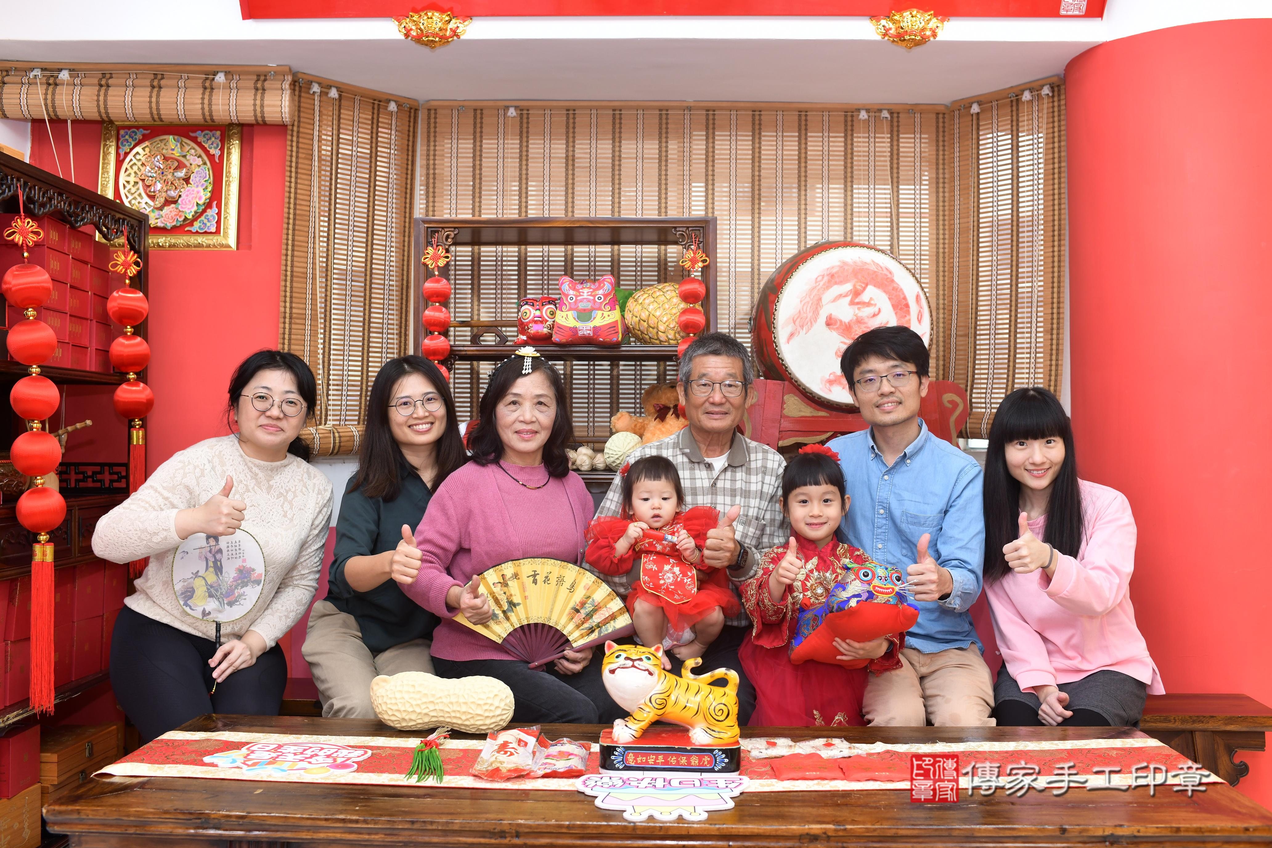 傳家手工印章高雄店、抓周、度脺、中國風會場、傳家嬰兒古禮、吉祥話、抓周道具物品24種、拍照。抓周證書。寶寶抓周、滿周歲、生日快樂、祝福