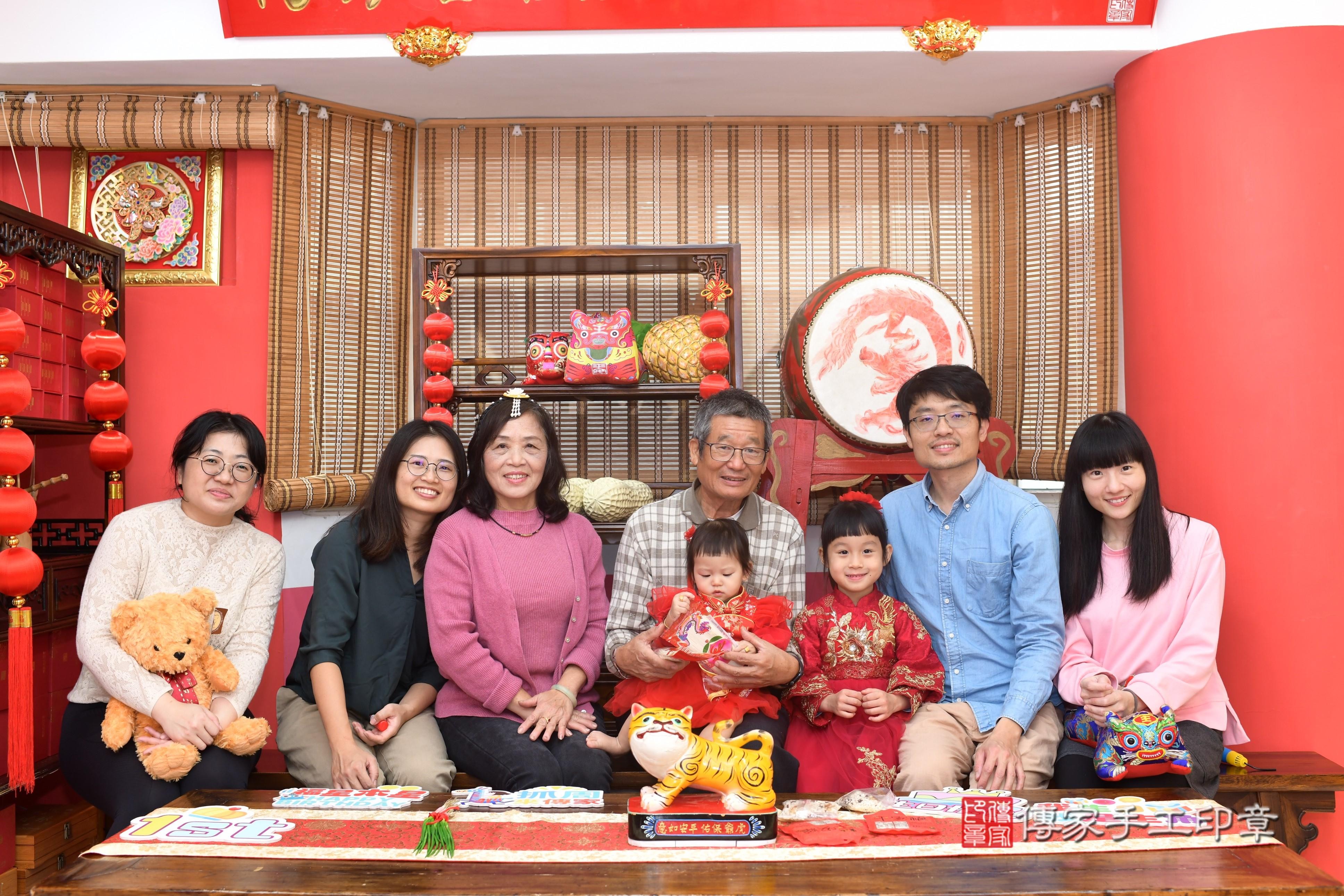 傳家手工印章高雄店、抓周、度脺、中國風會場、傳家嬰兒古禮、吉祥話、抓周道具物品24種、拍照。抓周證書。寶寶抓周、滿周歲、生日快樂、祝福