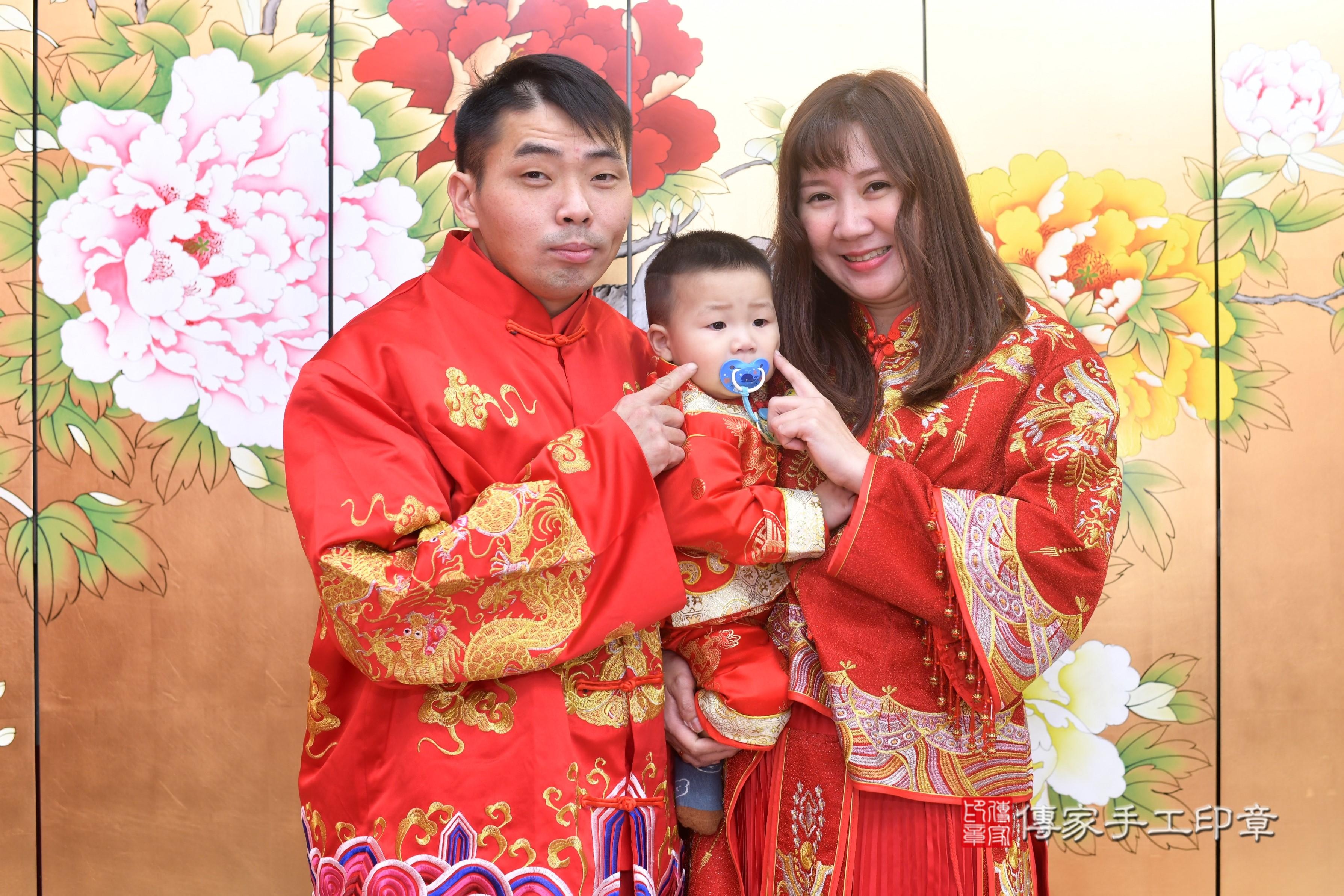 傳家手工印章高雄店、抓周、度脺、中國風會場、傳家嬰兒古禮、吉祥話、抓周道具物品24種、拍照。抓周證書。寶寶抓周、滿周歲、生日快樂、祝福