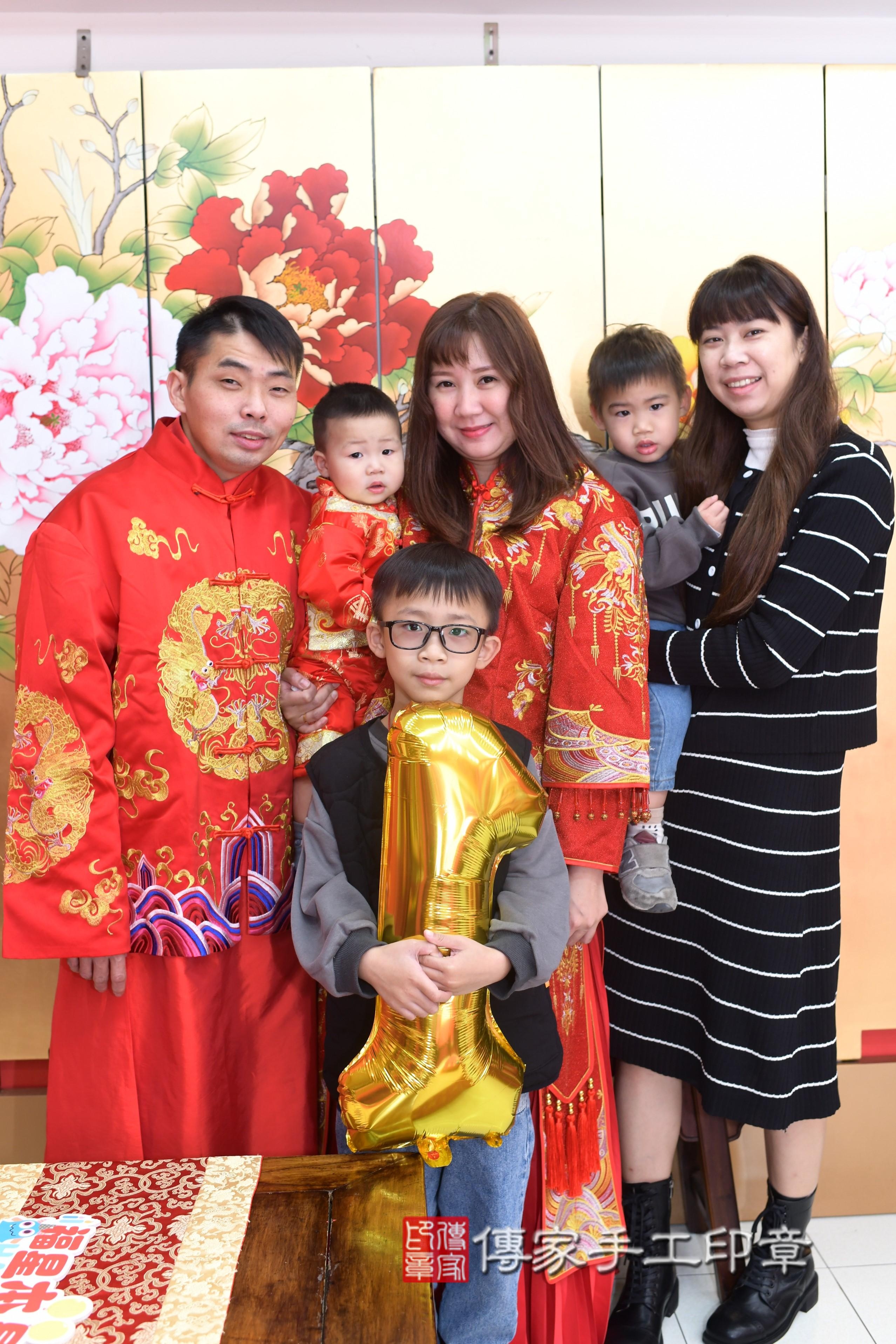 傳家手工印章高雄店、抓周、度脺、中國風會場、傳家嬰兒古禮、吉祥話、抓周道具物品24種、拍照。抓周證書。寶寶抓周、滿周歲、生日快樂、祝福