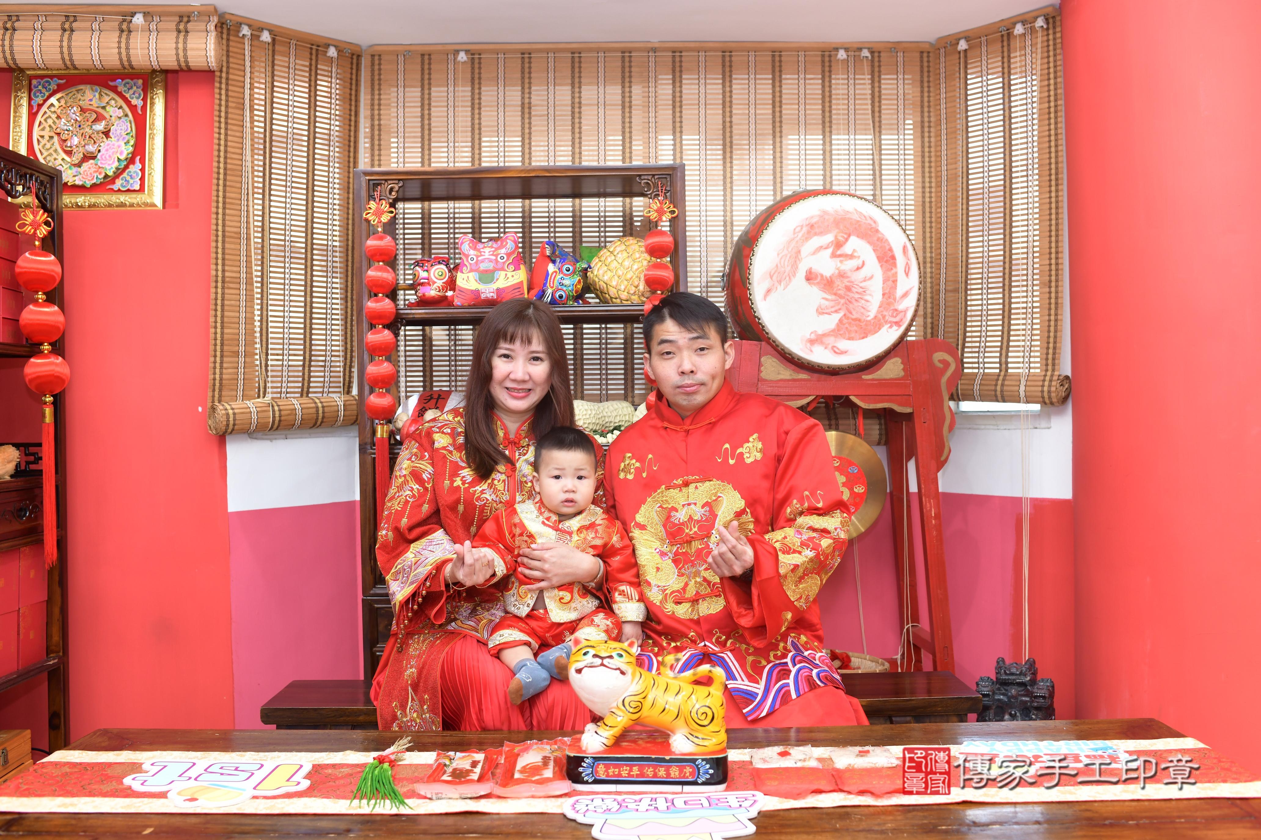 傳家手工印章高雄店、抓周、度脺、中國風會場、傳家嬰兒古禮、吉祥話、抓周道具物品24種、拍照。抓周證書。寶寶抓周、滿周歲、生日快樂、祝福