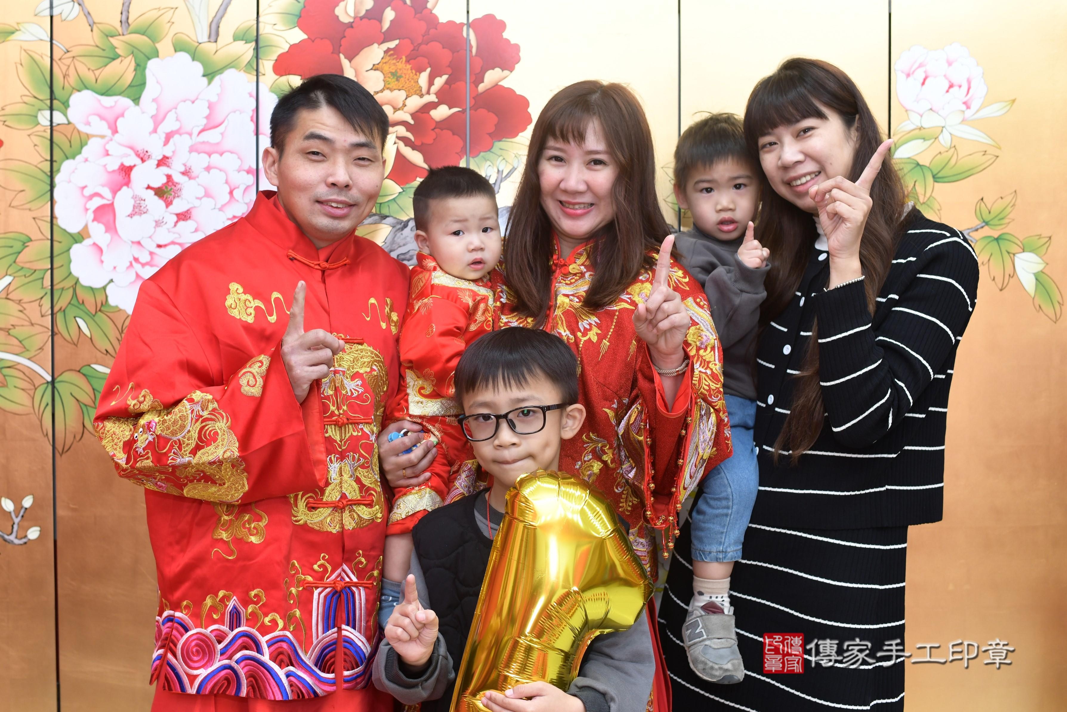傳家手工印章高雄店、抓周、度脺、中國風會場、傳家嬰兒古禮、吉祥話、抓周道具物品24種、拍照。抓周證書。寶寶抓周、滿周歲、生日快樂、祝福