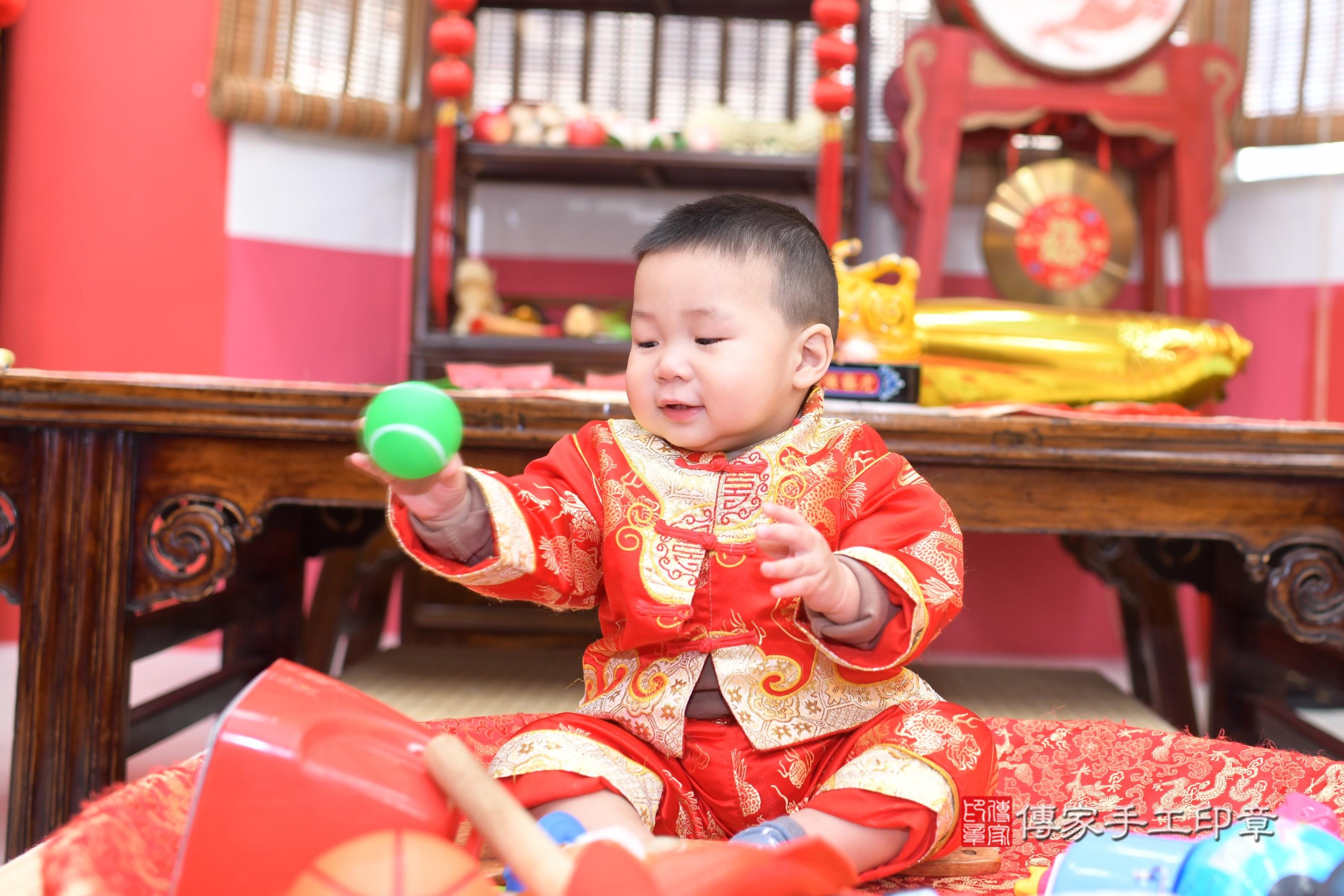 傳家手工印章高雄店、抓周、度脺、中國風會場、傳家嬰兒古禮、吉祥話、抓周道具物品24種、拍照。抓周證書。寶寶抓周、滿周歲、生日快樂、祝福