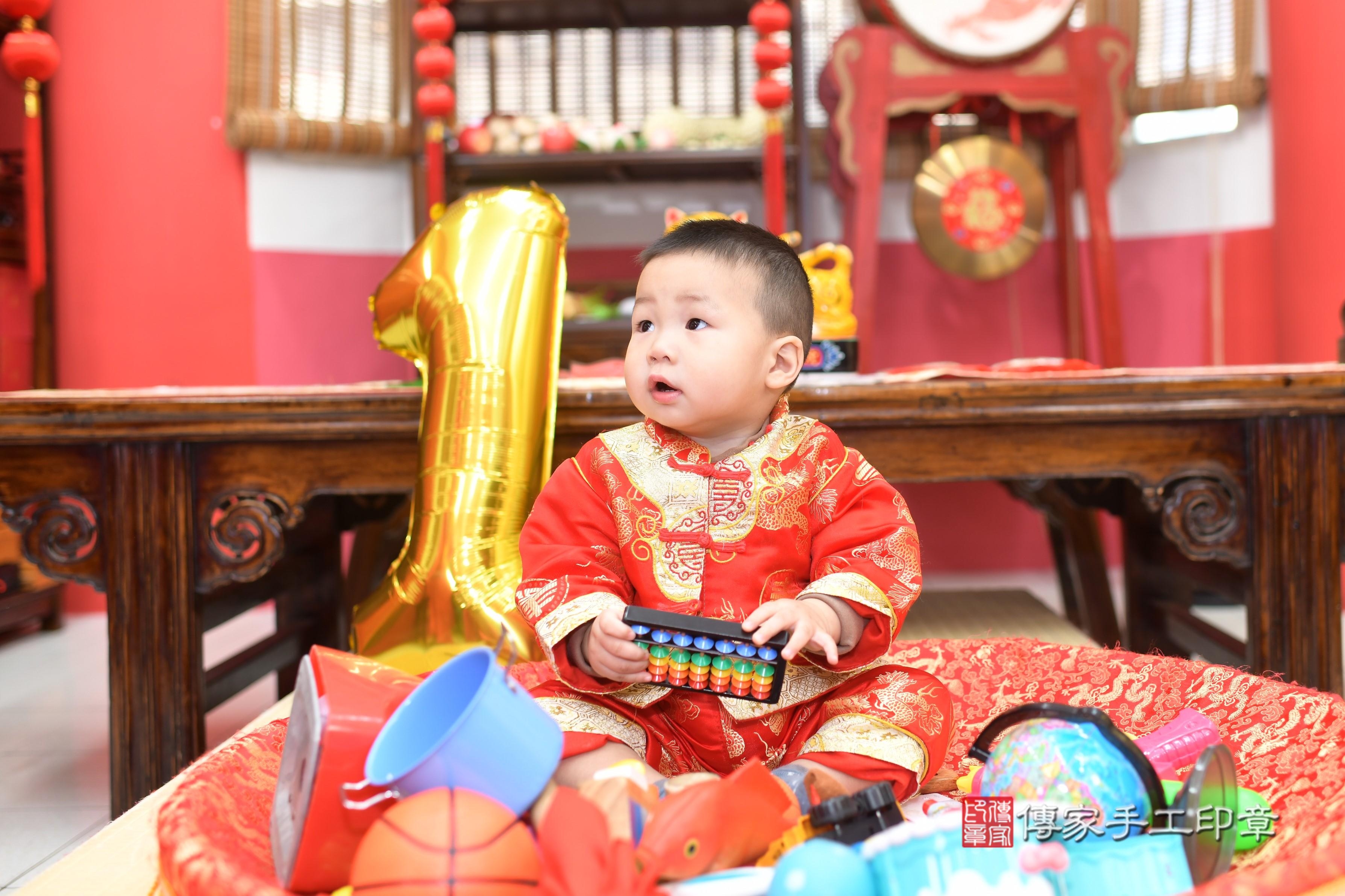 傳家手工印章高雄店、抓周、度脺、中國風會場、傳家嬰兒古禮、吉祥話、抓周道具物品24種、拍照。抓周證書。寶寶抓周、滿周歲、生日快樂、祝福