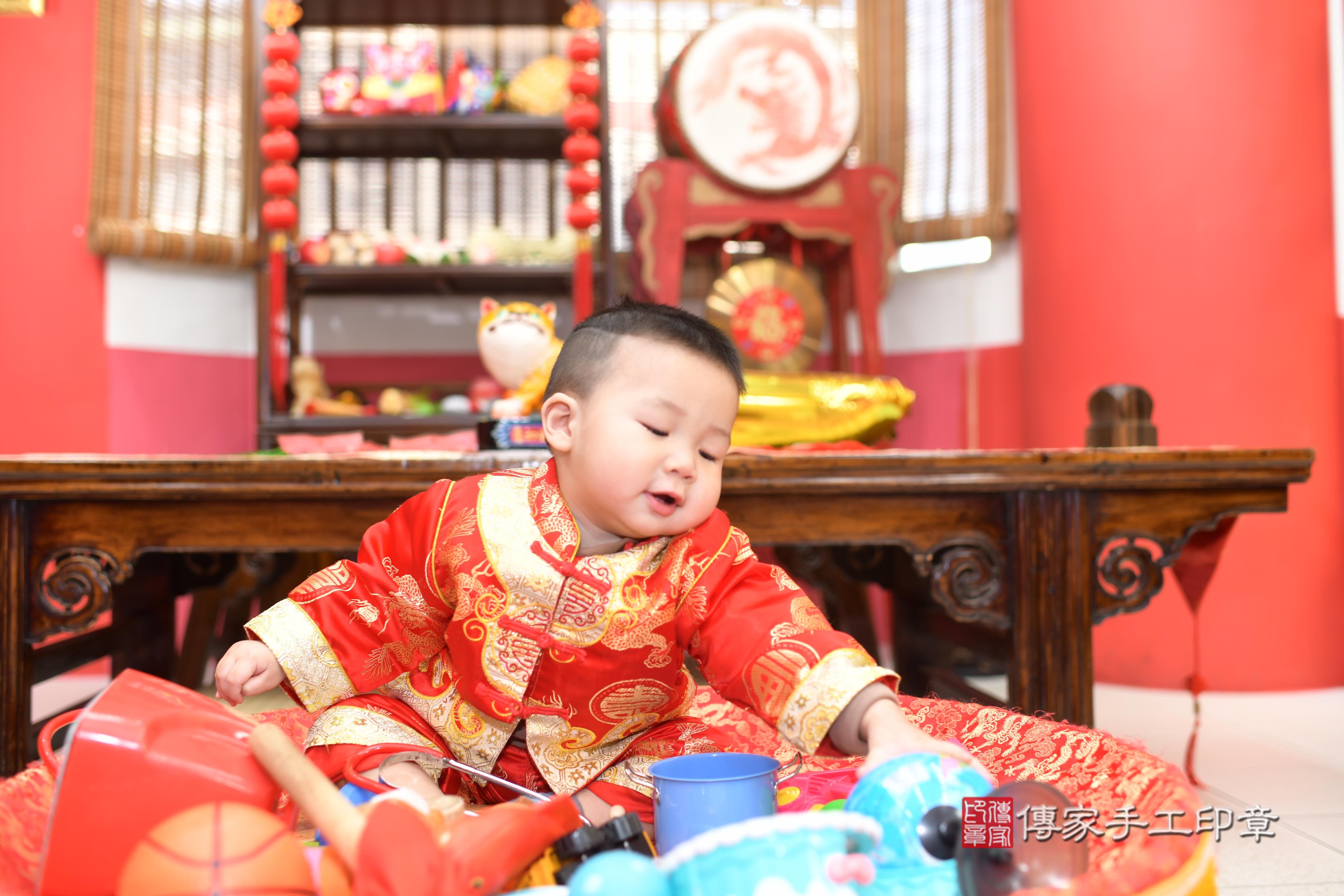 傳家手工印章高雄店、抓周、度脺、中國風會場、傳家嬰兒古禮、吉祥話、抓周道具物品24種、拍照。抓周證書。寶寶抓周、滿周歲、生日快樂、祝福