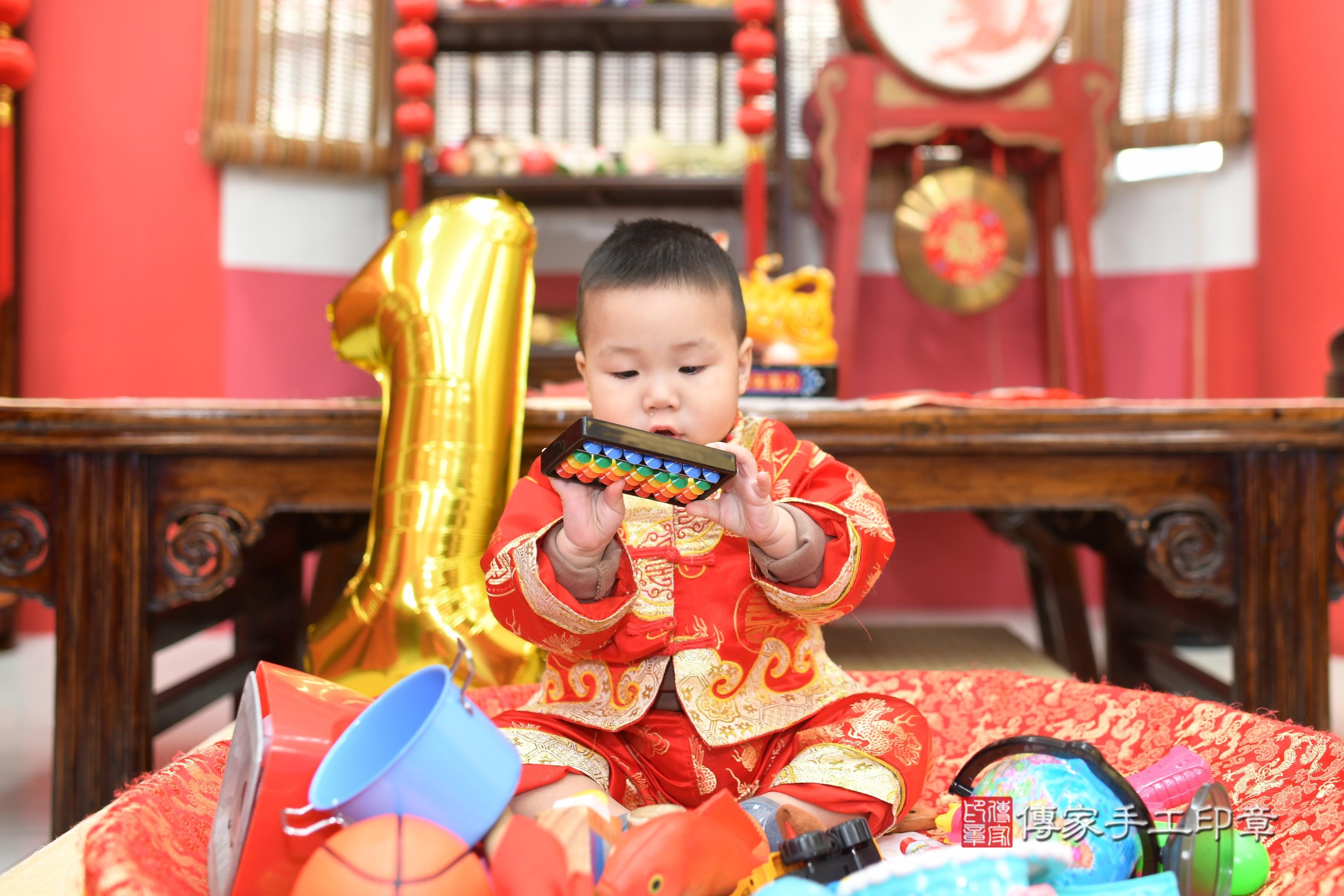 傳家手工印章高雄店、抓周、度脺、中國風會場、傳家嬰兒古禮、吉祥話、抓周道具物品24種、拍照。抓周證書。寶寶抓周、滿周歲、生日快樂、祝福