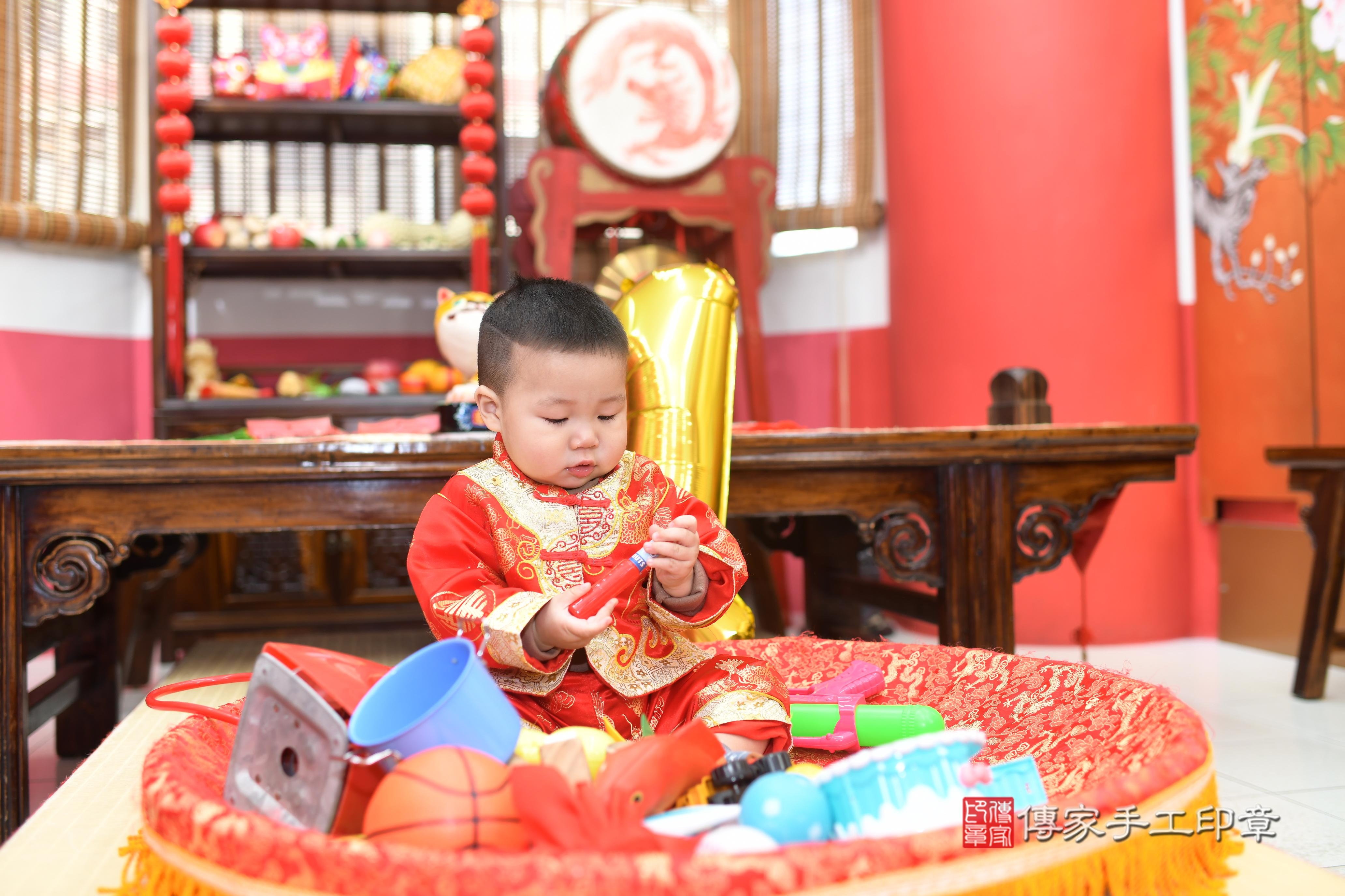 傳家手工印章高雄店、抓周、度脺、中國風會場、傳家嬰兒古禮、吉祥話、抓周道具物品24種、拍照。抓周證書。寶寶抓周、滿周歲、生日快樂、祝福