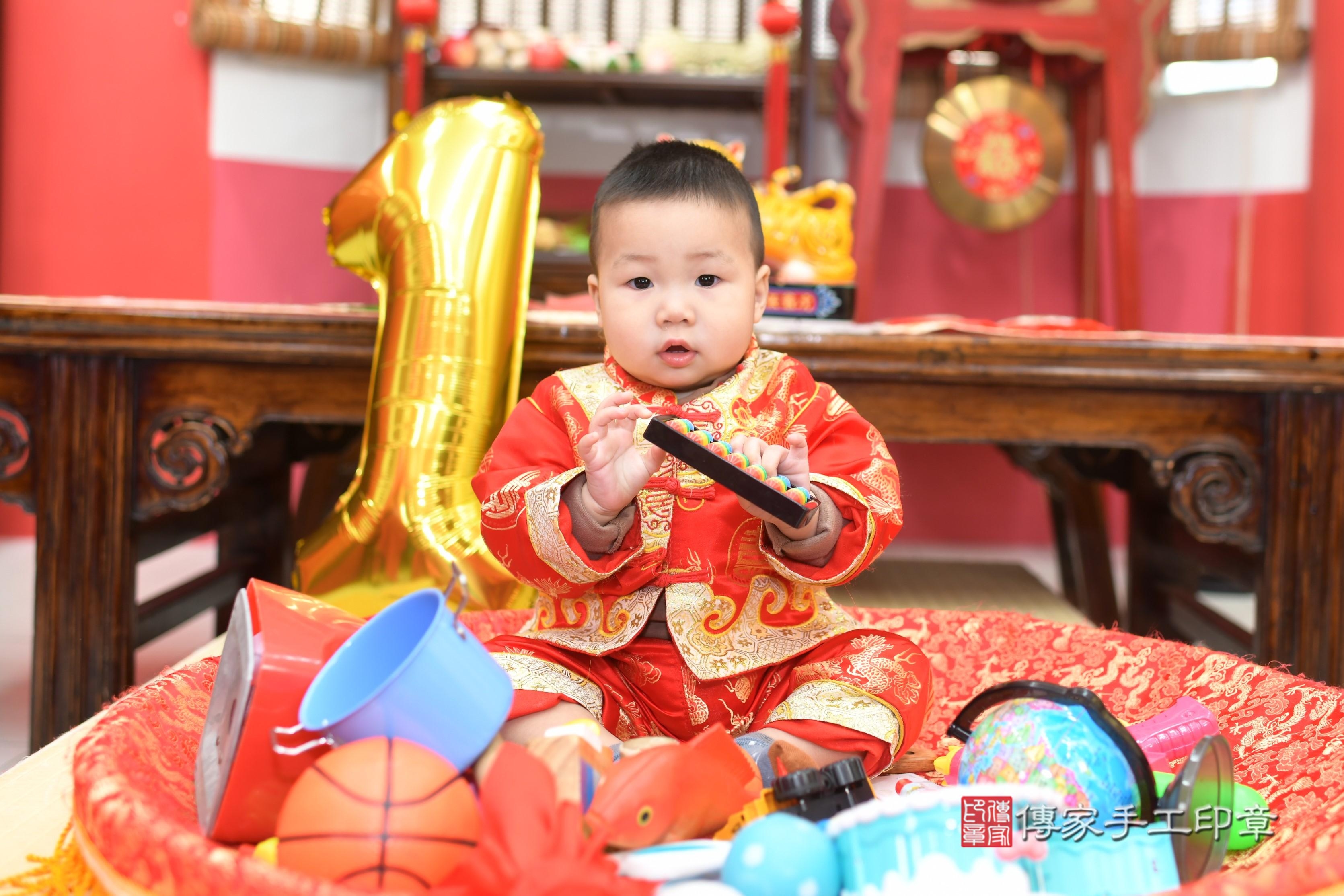傳家手工印章高雄店、抓周、度脺、中國風會場、傳家嬰兒古禮、吉祥話、抓周道具物品24種、拍照。抓周證書。寶寶抓周、滿周歲、生日快樂、祝福