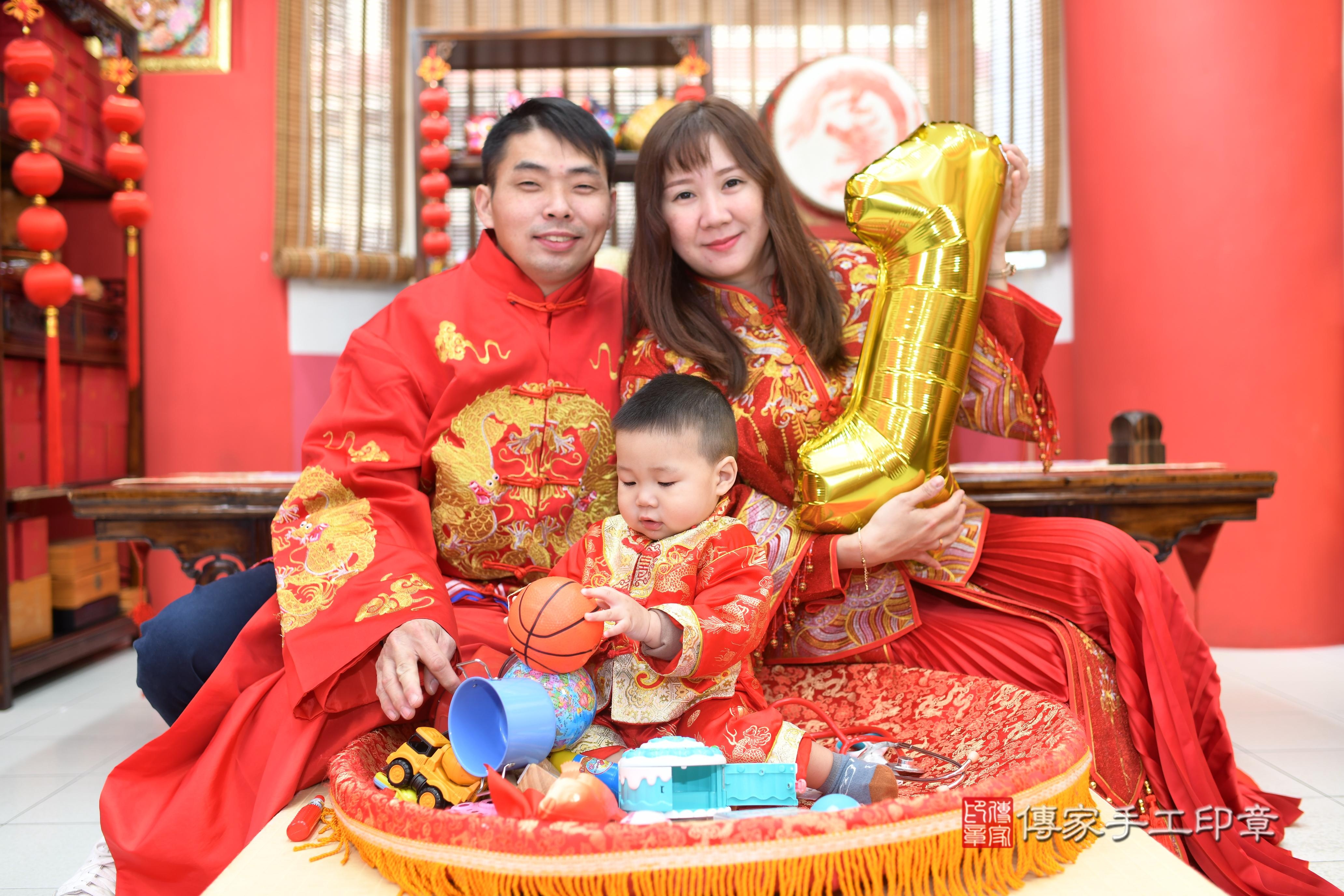傳家手工印章高雄店、抓周、度脺、中國風會場、傳家嬰兒古禮、吉祥話、抓周道具物品24種、拍照。抓周證書。寶寶抓周、滿周歲、生日快樂、祝福