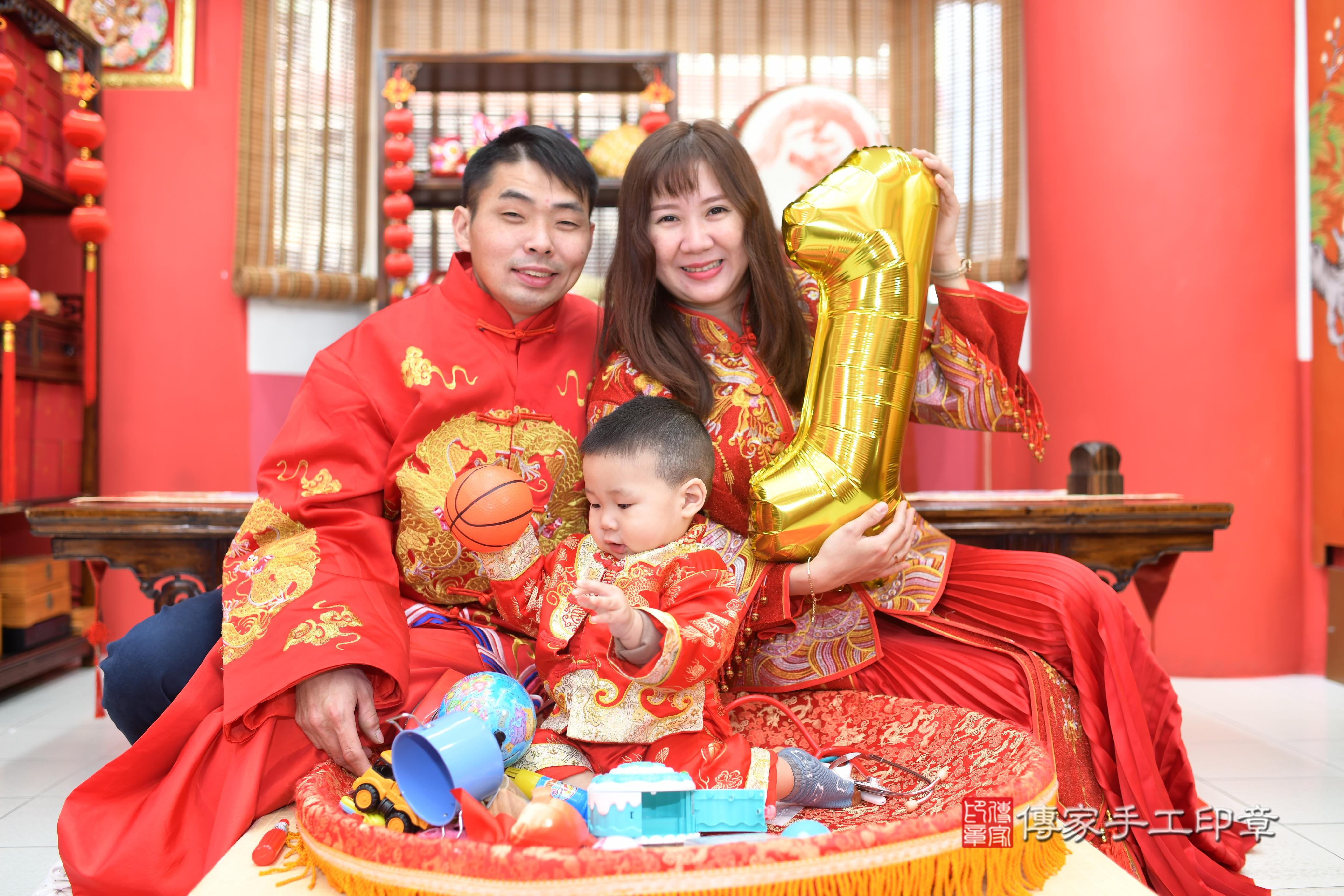 傳家手工印章高雄店、抓周、度脺、中國風會場、傳家嬰兒古禮、吉祥話、抓周道具物品24種、拍照。抓周證書。寶寶抓周、滿周歲、生日快樂、祝福