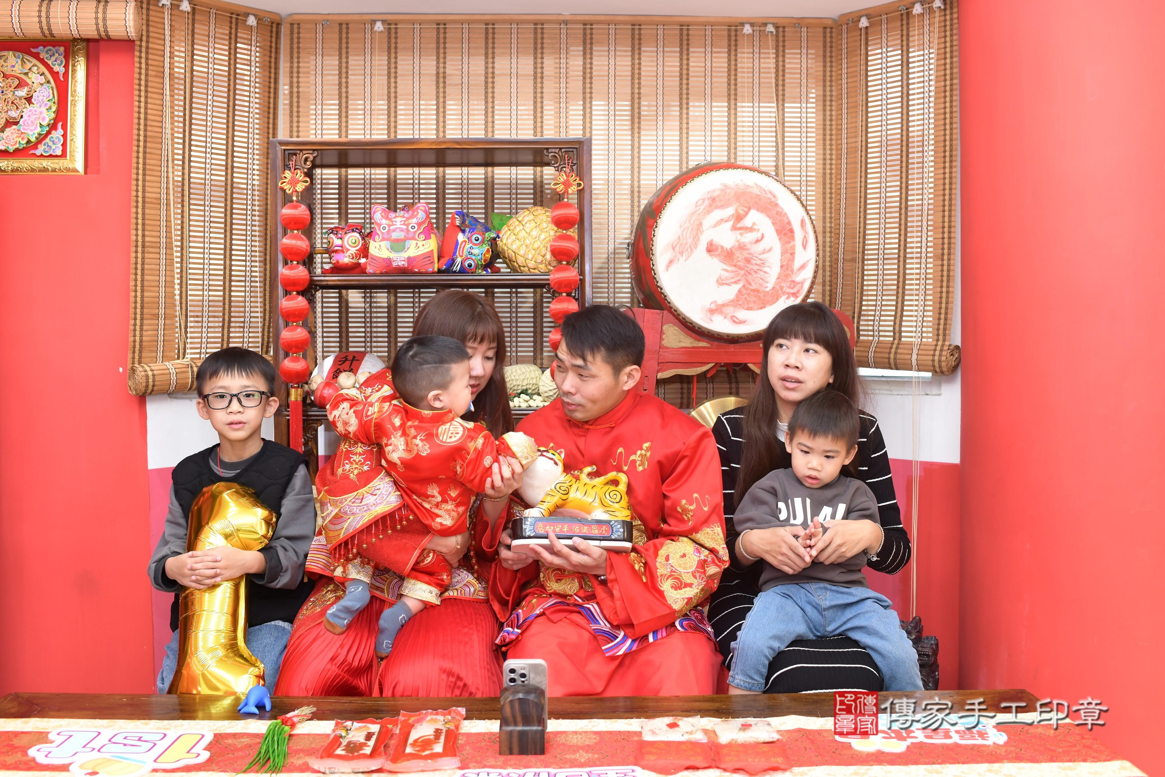 傳家手工印章高雄店、抓周、度脺、中國風會場、傳家嬰兒古禮、吉祥話、抓周道具物品24種、拍照。抓周證書。寶寶抓周、滿周歲、生日快樂、祝福