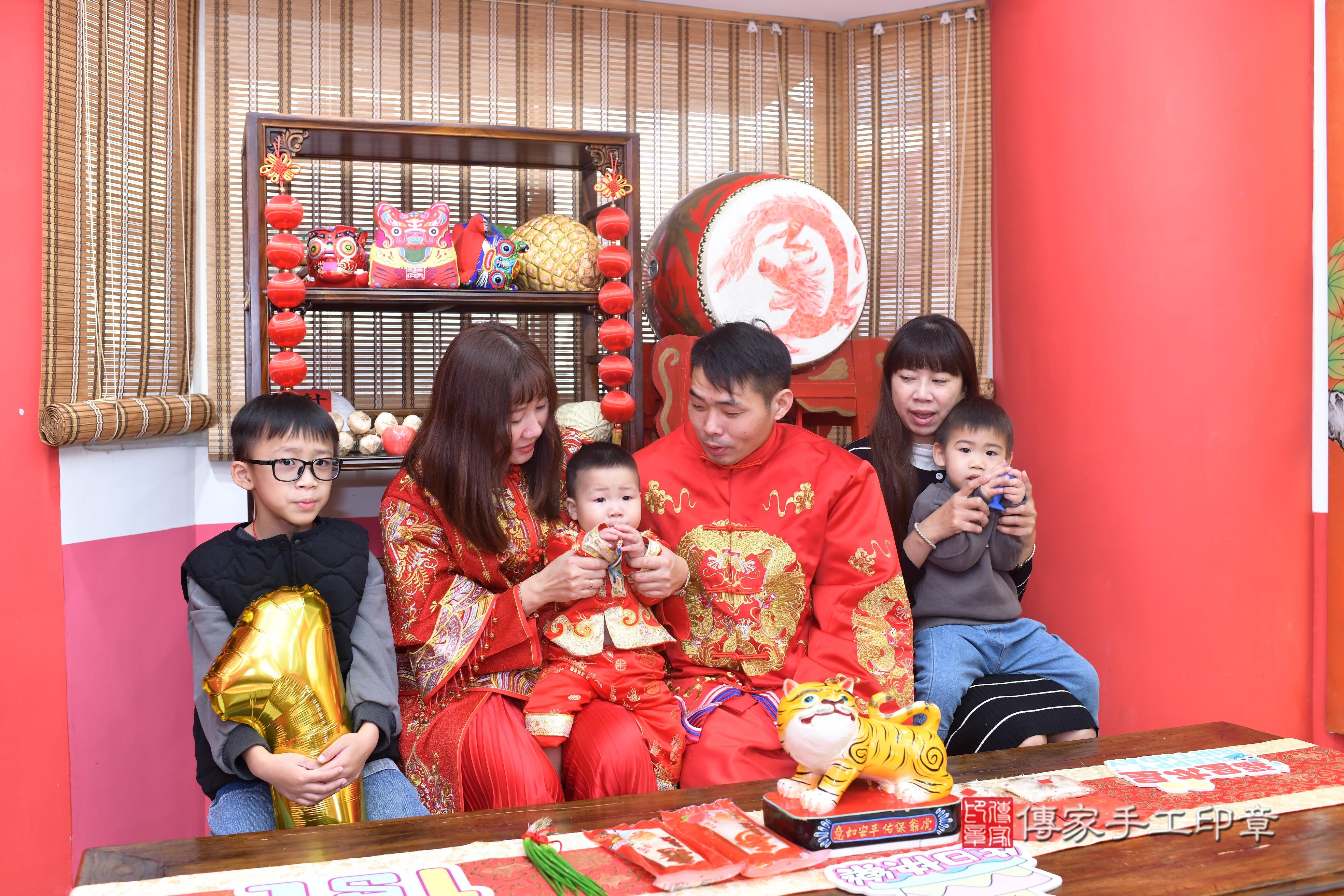傳家手工印章高雄店、抓周、度脺、中國風會場、傳家嬰兒古禮、吉祥話、抓周道具物品24種、拍照。抓周證書。寶寶抓周、滿周歲、生日快樂、祝福