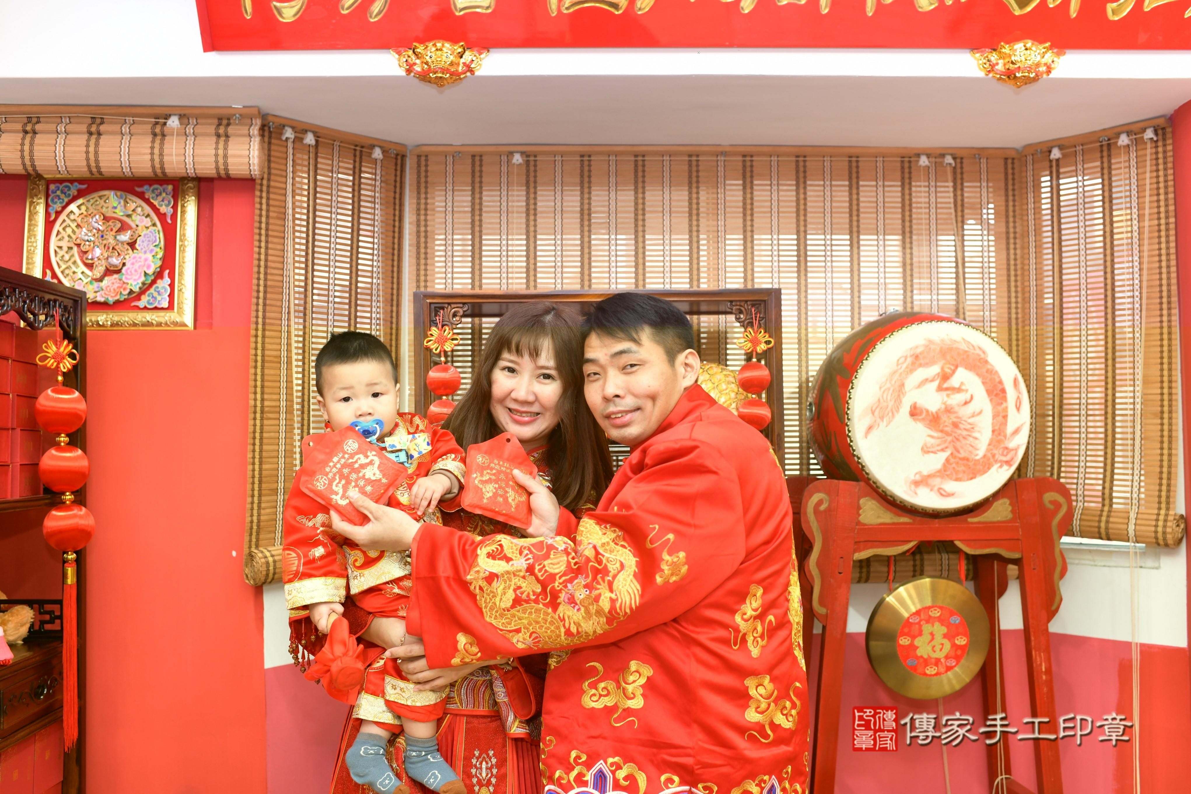 傳家手工印章高雄店、抓周、度脺、中國風會場、傳家嬰兒古禮、吉祥話、抓周道具物品24種、拍照。抓周證書。寶寶抓周、滿周歲、生日快樂、祝福