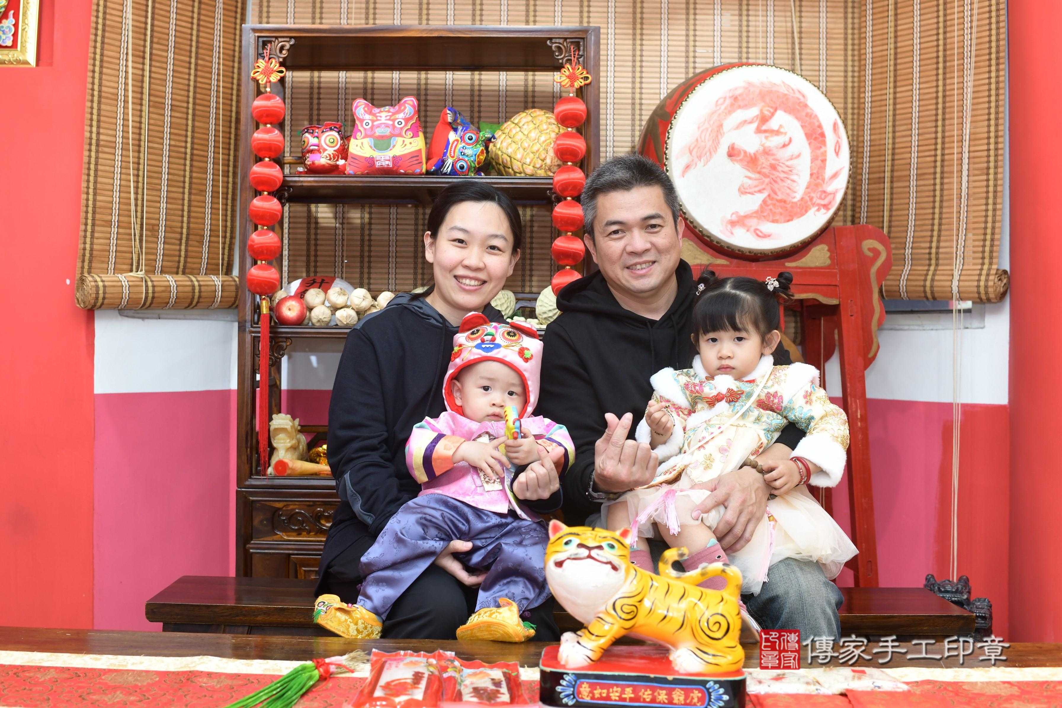 傳家手工印章高雄店、抓周、度脺、中國風會場、傳家嬰兒古禮、吉祥話、抓周道具物品24種、拍照。抓周證書。寶寶抓周、滿周歲、生日快樂、祝福