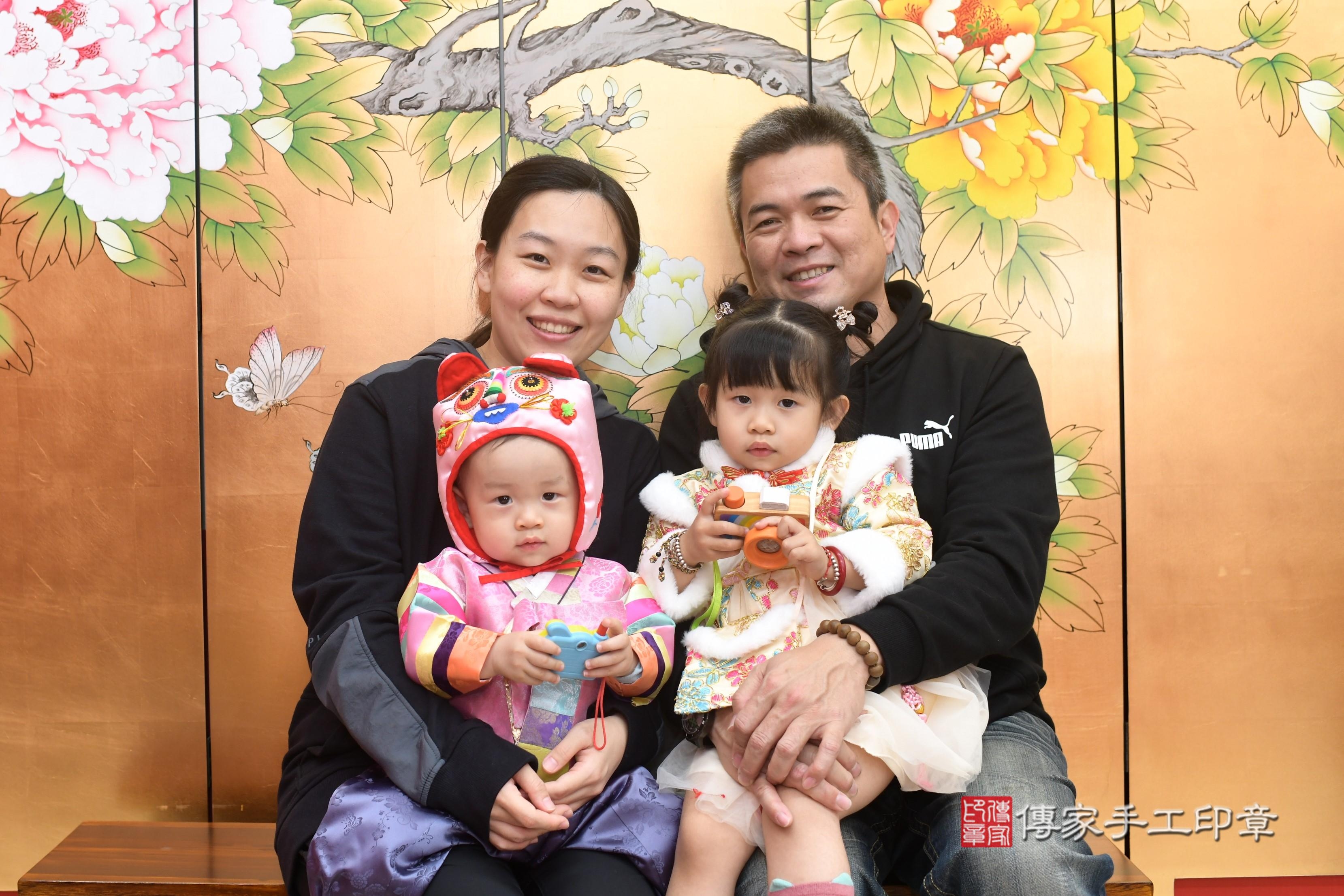 傳家手工印章高雄店、抓周、度脺、中國風會場、傳家嬰兒古禮、吉祥話、抓周道具物品24種、拍照。抓周證書。寶寶抓周、滿周歲、生日快樂、祝福