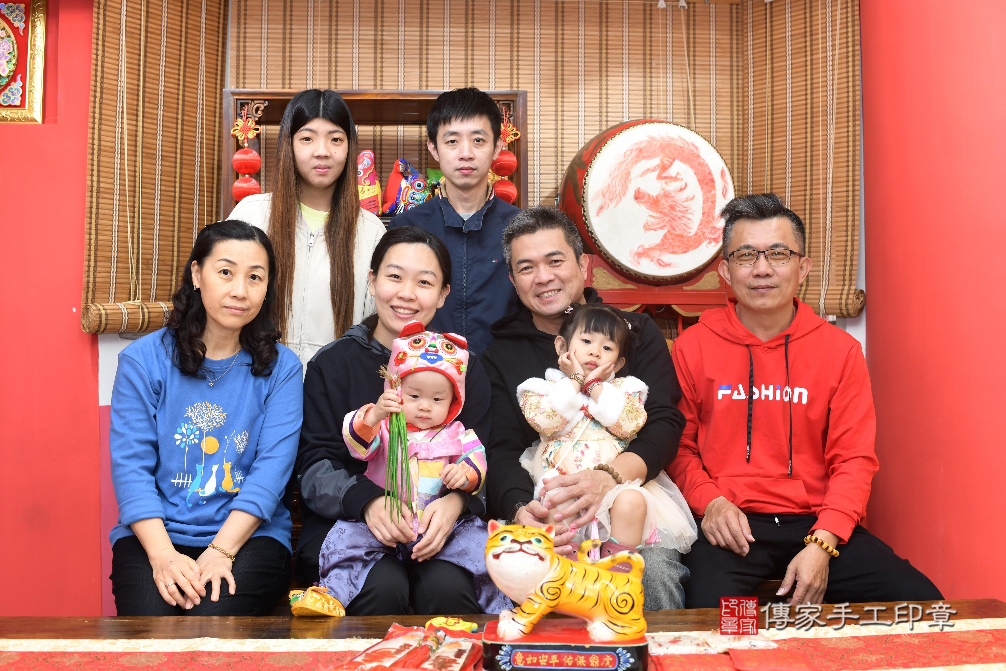 傳家手工印章高雄店、抓周、度脺、中國風會場、傳家嬰兒古禮、吉祥話、抓周道具物品24種、拍照。抓周證書。寶寶抓周、滿周歲、生日快樂、祝福