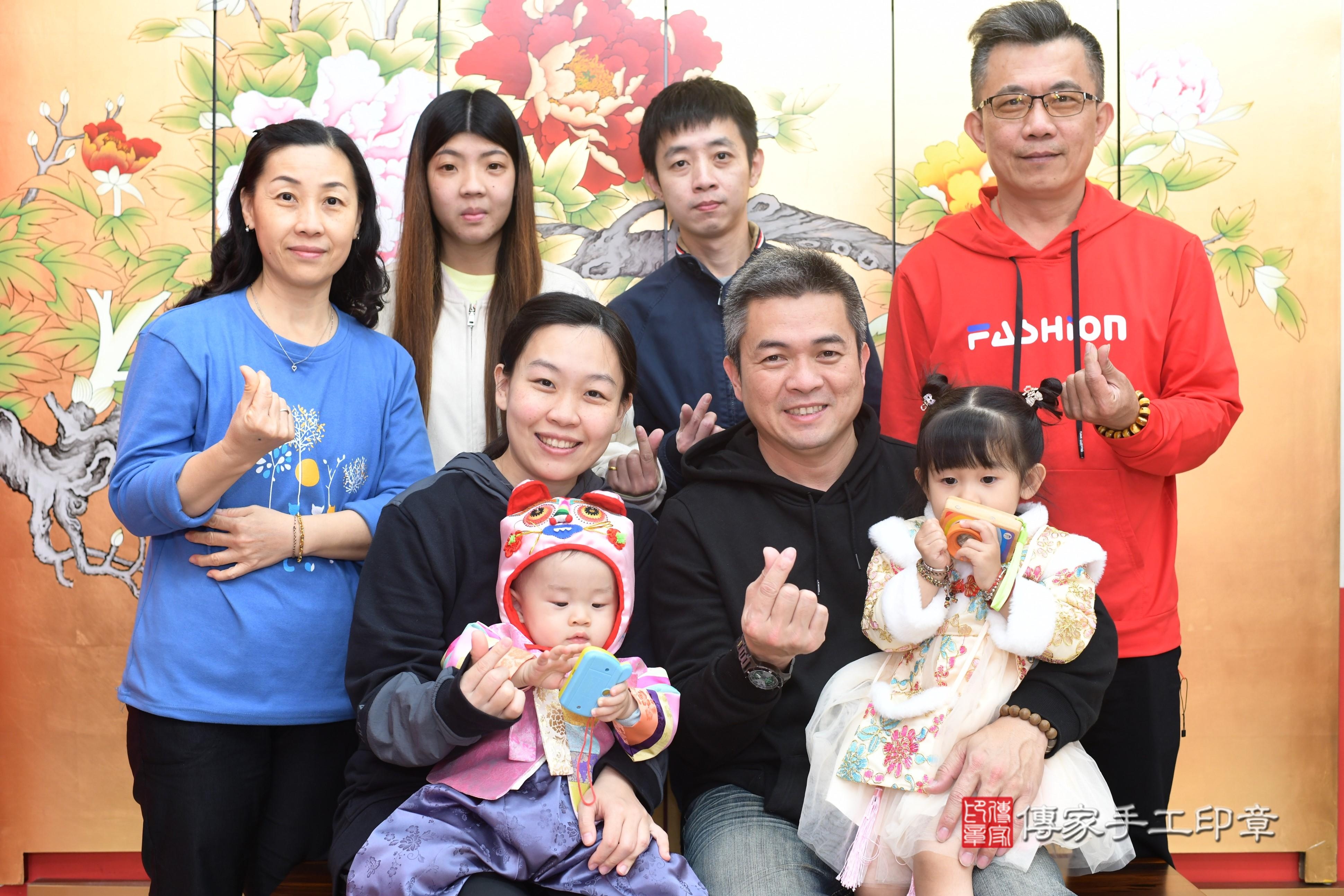傳家手工印章高雄店、抓周、度脺、中國風會場、傳家嬰兒古禮、吉祥話、抓周道具物品24種、拍照。抓周證書。寶寶抓周、滿周歲、生日快樂、祝福