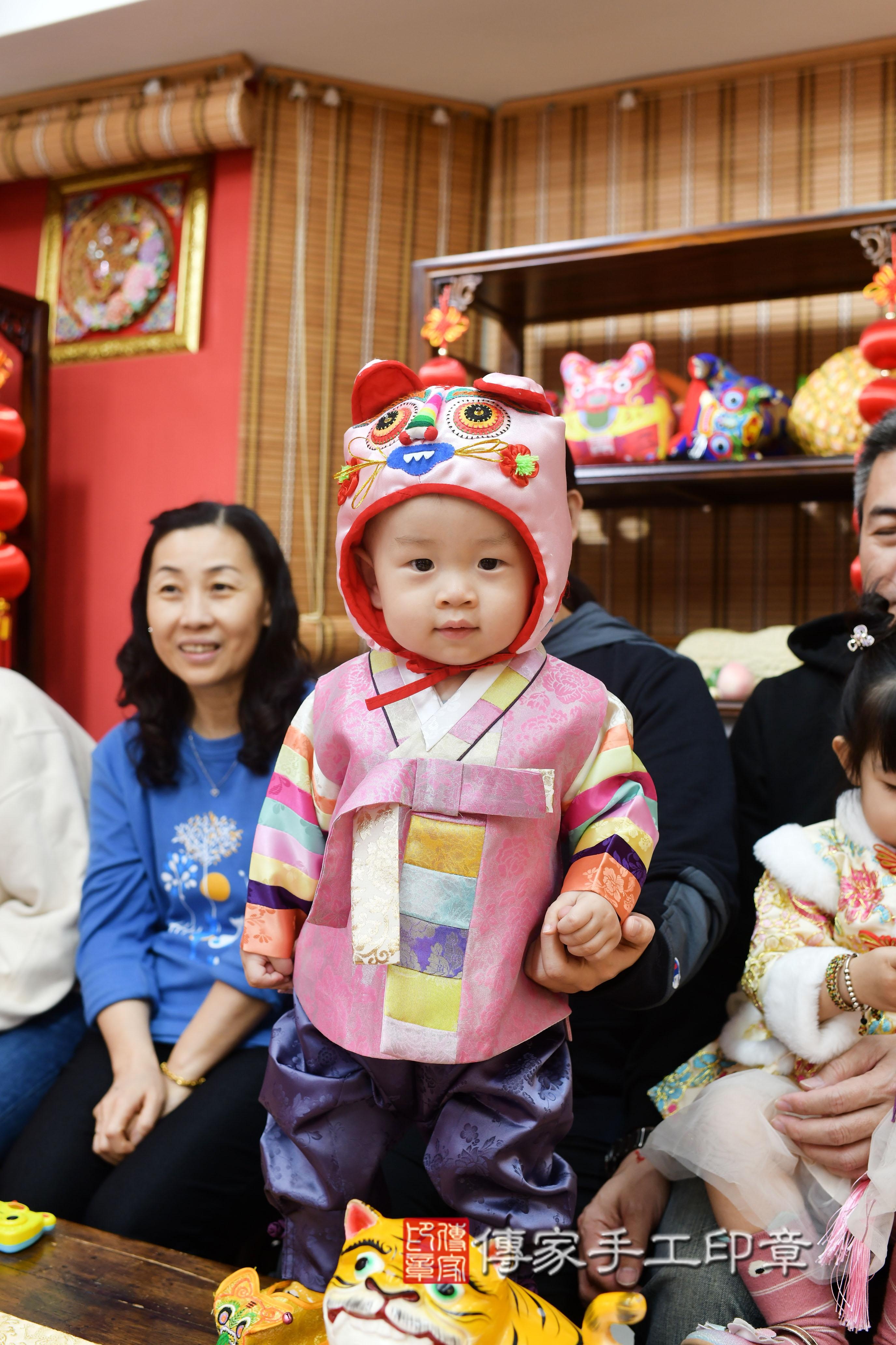 傳家手工印章高雄店、抓周、度脺、中國風會場、傳家嬰兒古禮、吉祥話、抓周道具物品24種、拍照。抓周證書。寶寶抓周、滿周歲、生日快樂、祝福