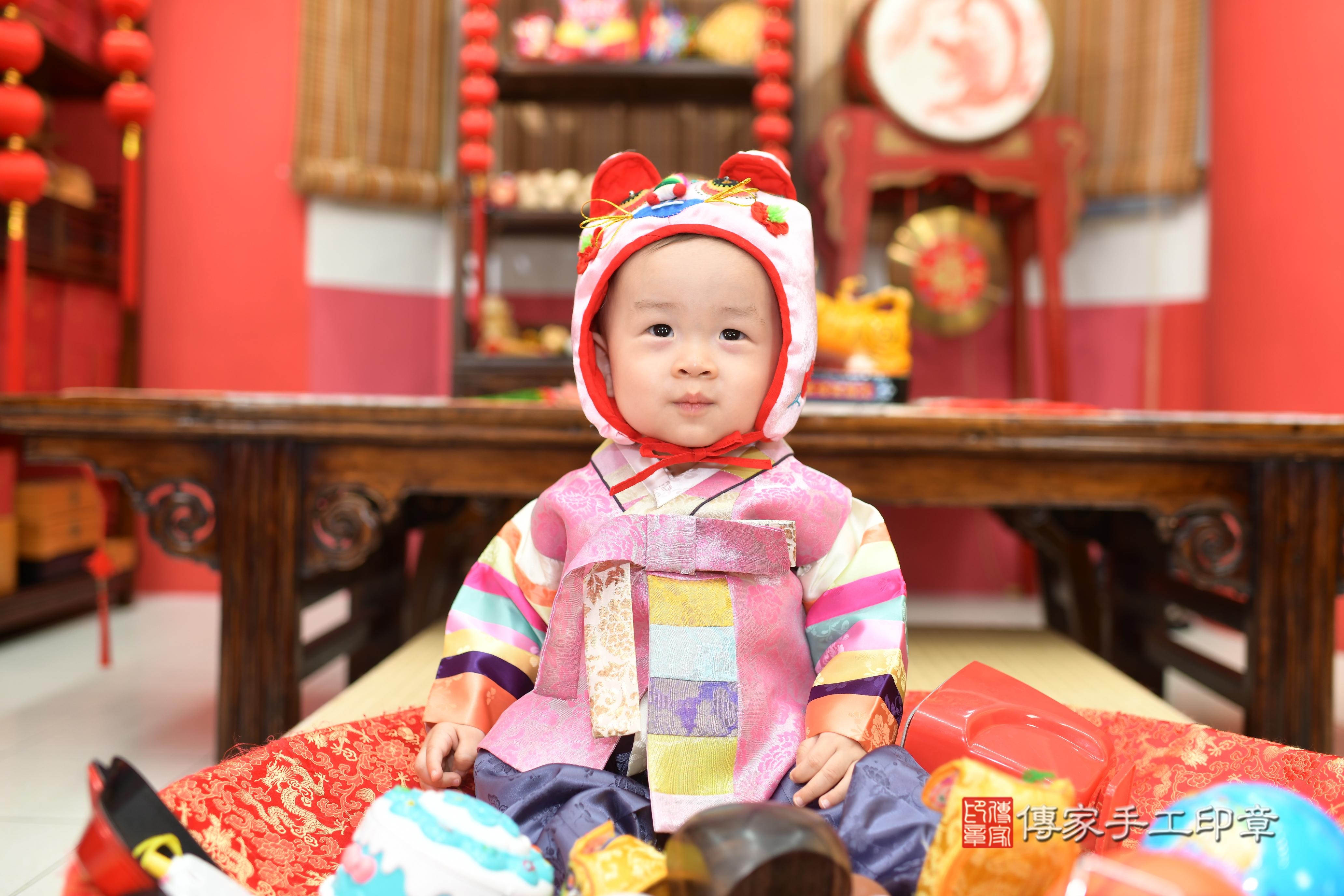 傳家手工印章高雄店、抓周、度脺、中國風會場、傳家嬰兒古禮、吉祥話、抓周道具物品24種、拍照。抓周證書。寶寶抓周、滿周歲、生日快樂、祝福
