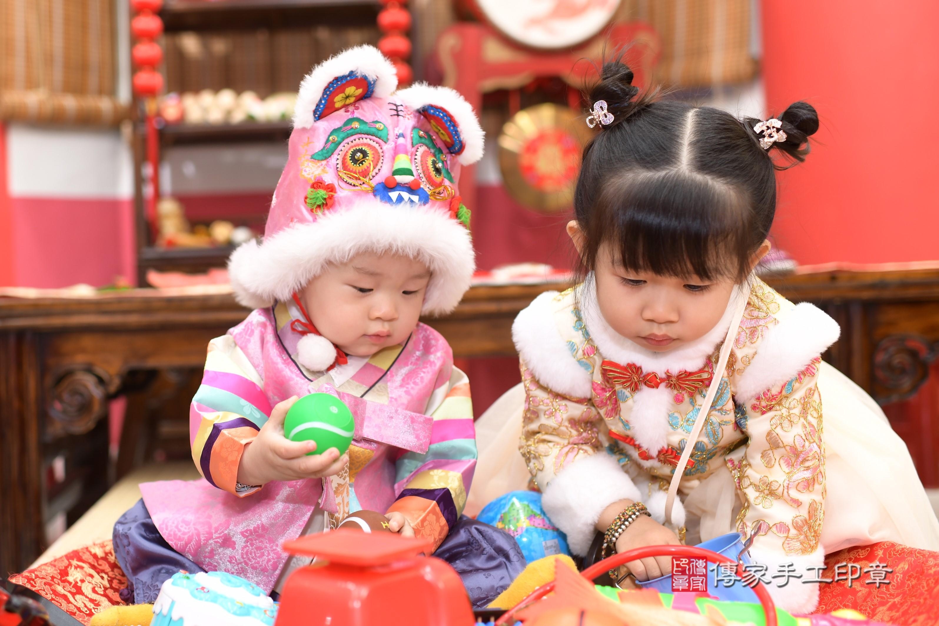 傳家手工印章高雄店、抓周、度脺、中國風會場、傳家嬰兒古禮、吉祥話、抓周道具物品24種、拍照。抓周證書。寶寶抓周、滿周歲、生日快樂、祝福
