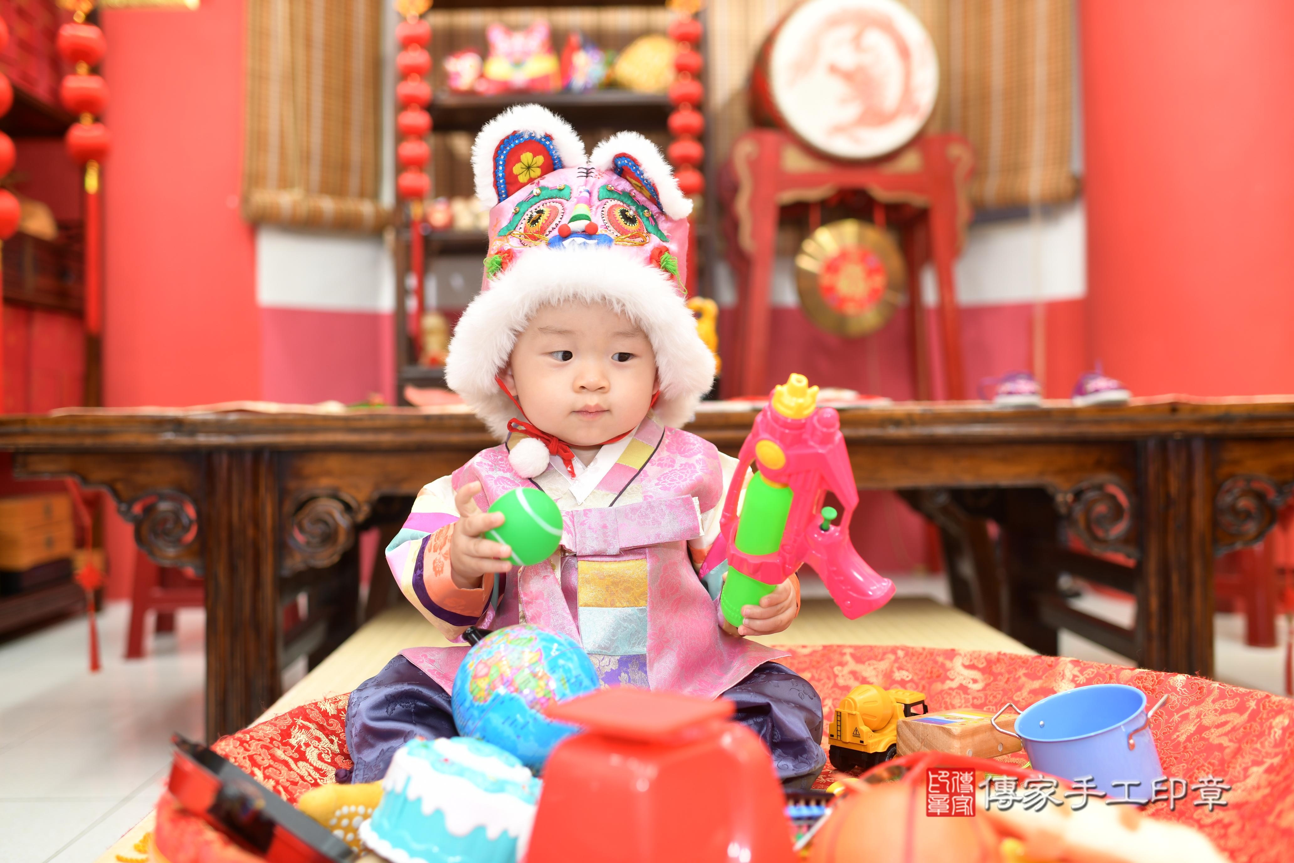 傳家手工印章高雄店、抓周、度脺、中國風會場、傳家嬰兒古禮、吉祥話、抓周道具物品24種、拍照。抓周證書。寶寶抓周、滿周歲、生日快樂、祝福