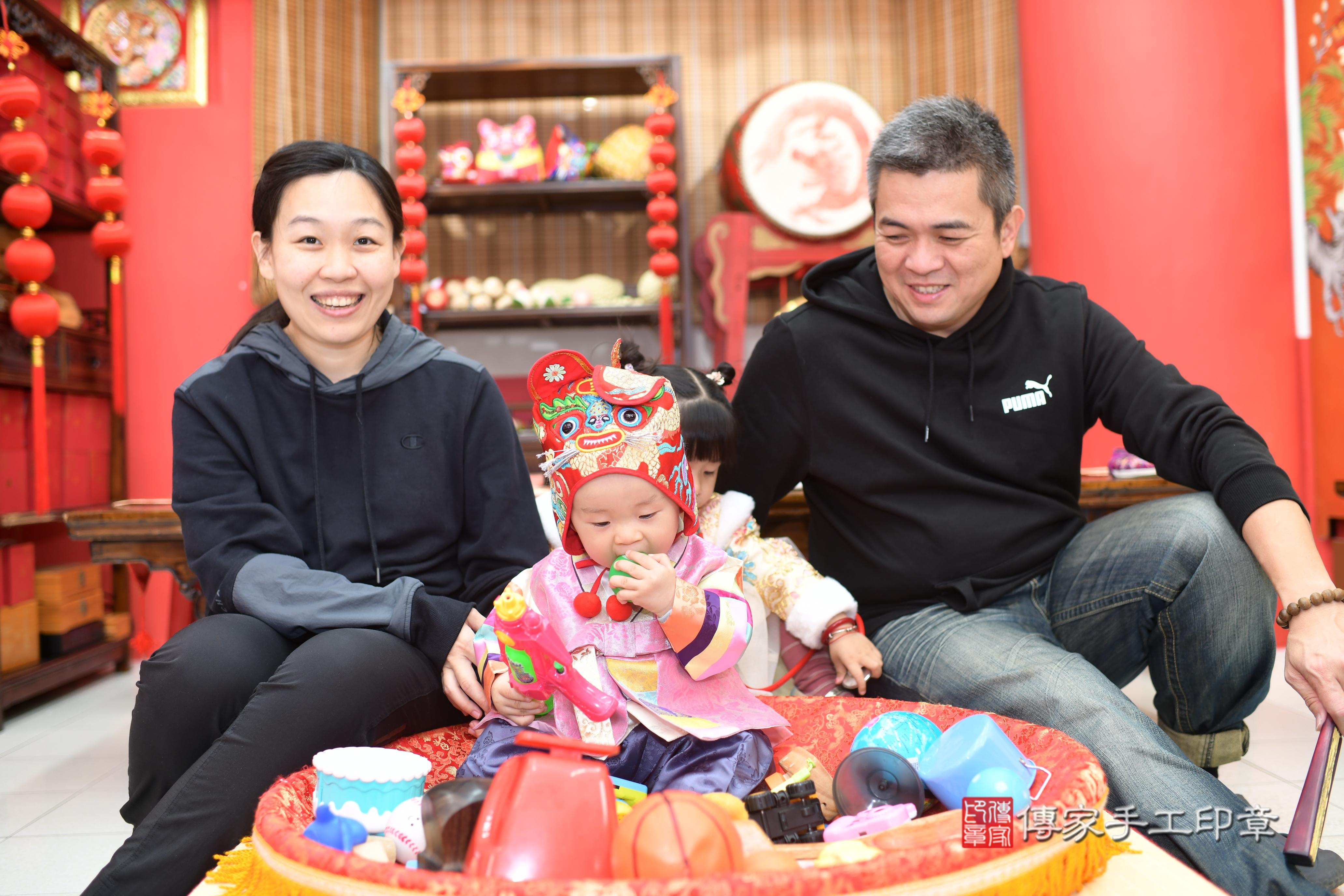 傳家手工印章高雄店、抓周、度脺、中國風會場、傳家嬰兒古禮、吉祥話、抓周道具物品24種、拍照。抓周證書。寶寶抓周、滿周歲、生日快樂、祝福
