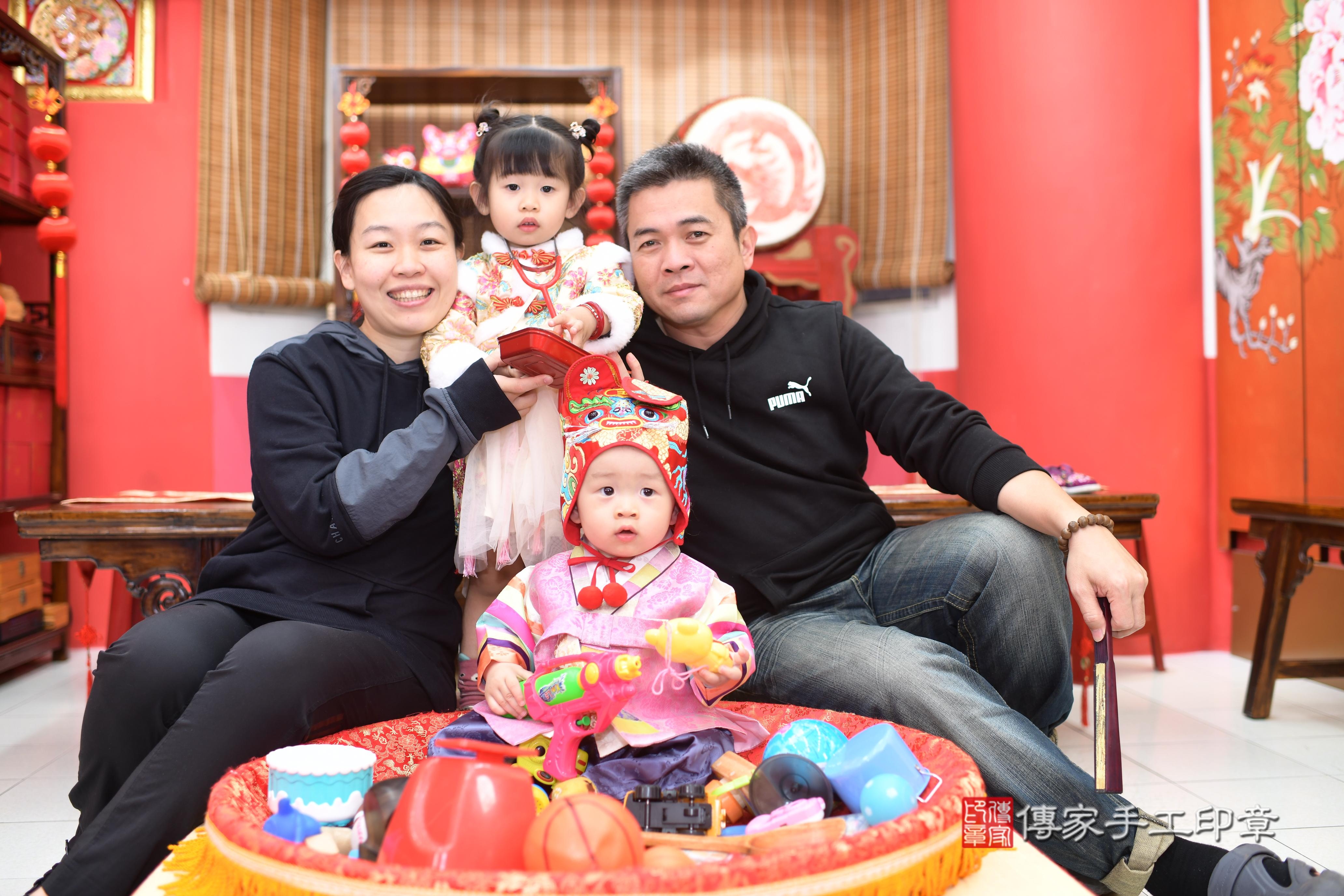 傳家手工印章高雄店、抓周、度脺、中國風會場、傳家嬰兒古禮、吉祥話、抓周道具物品24種、拍照。抓周證書。寶寶抓周、滿周歲、生日快樂、祝福