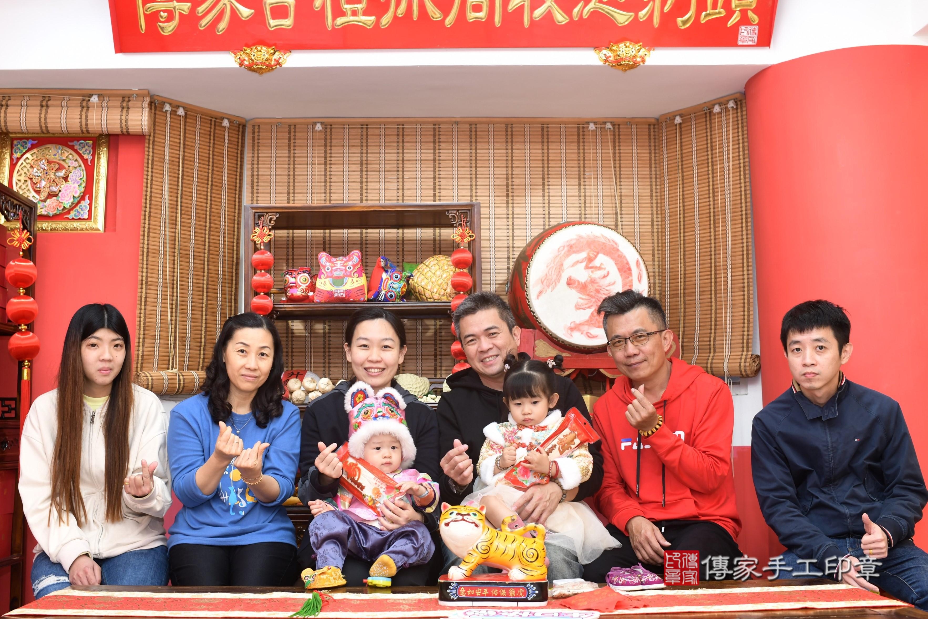 傳家手工印章高雄店、抓周、度脺、中國風會場、傳家嬰兒古禮、吉祥話、抓周道具物品24種、拍照。抓周證書。寶寶抓周、滿周歲、生日快樂、祝福