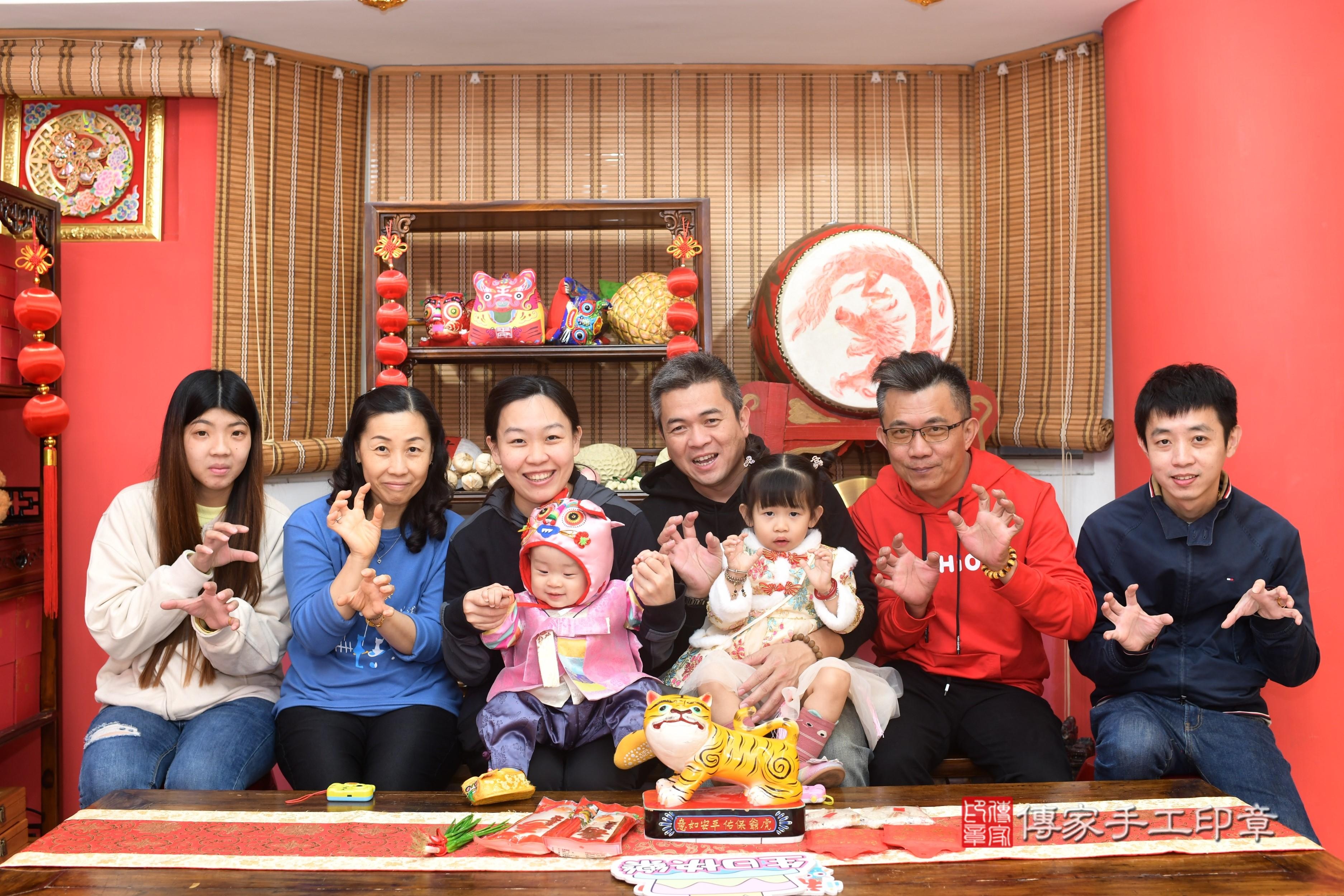 傳家手工印章高雄店、抓周、度脺、中國風會場、傳家嬰兒古禮、吉祥話、抓周道具物品24種、拍照。抓周證書。寶寶抓周、滿周歲、生日快樂、祝福