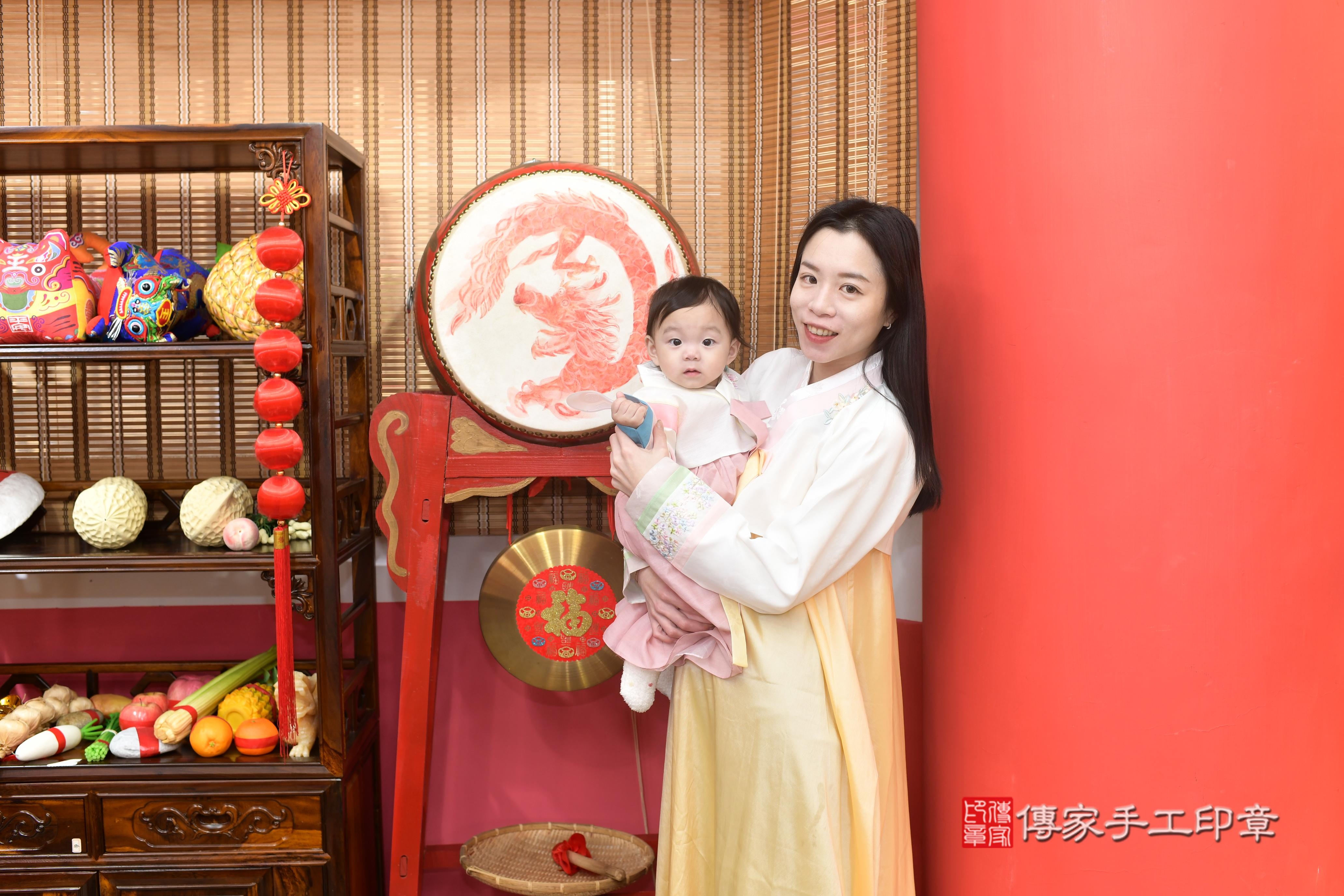 傳家手工印章高雄店、抓周、度脺、中國風會場、傳家嬰兒古禮、吉祥話、抓周道具物品24種、拍照。抓周證書。寶寶抓周、滿周歲、生日快樂、祝福