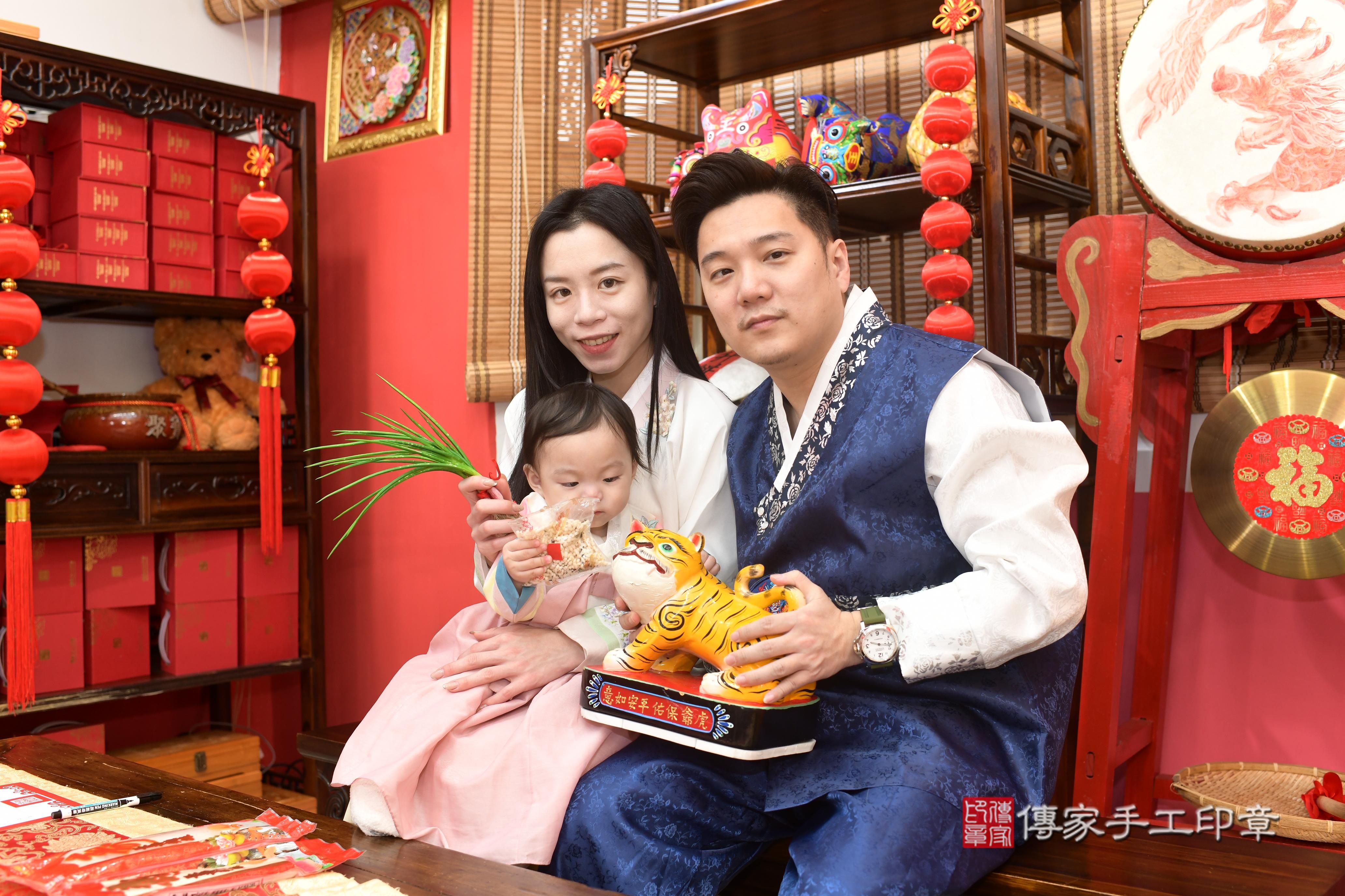 傳家手工印章高雄店、抓周、度脺、中國風會場、傳家嬰兒古禮、吉祥話、抓周道具物品24種、拍照。抓周證書。寶寶抓周、滿周歲、生日快樂、祝福