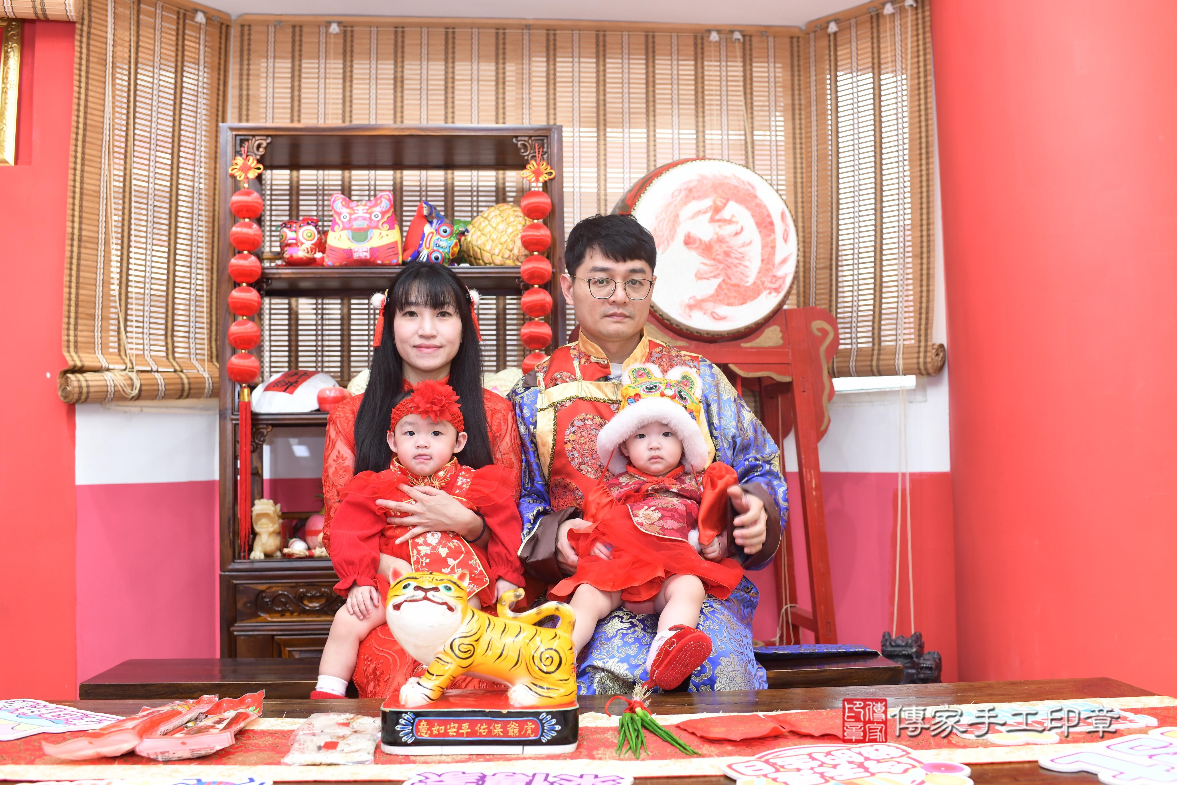 傳家手工印章高雄店、抓周、度脺、中國風會場、傳家嬰兒古禮、吉祥話、抓周道具物品24種、拍照。抓周證書。寶寶抓周、滿周歲、生日快樂、祝福