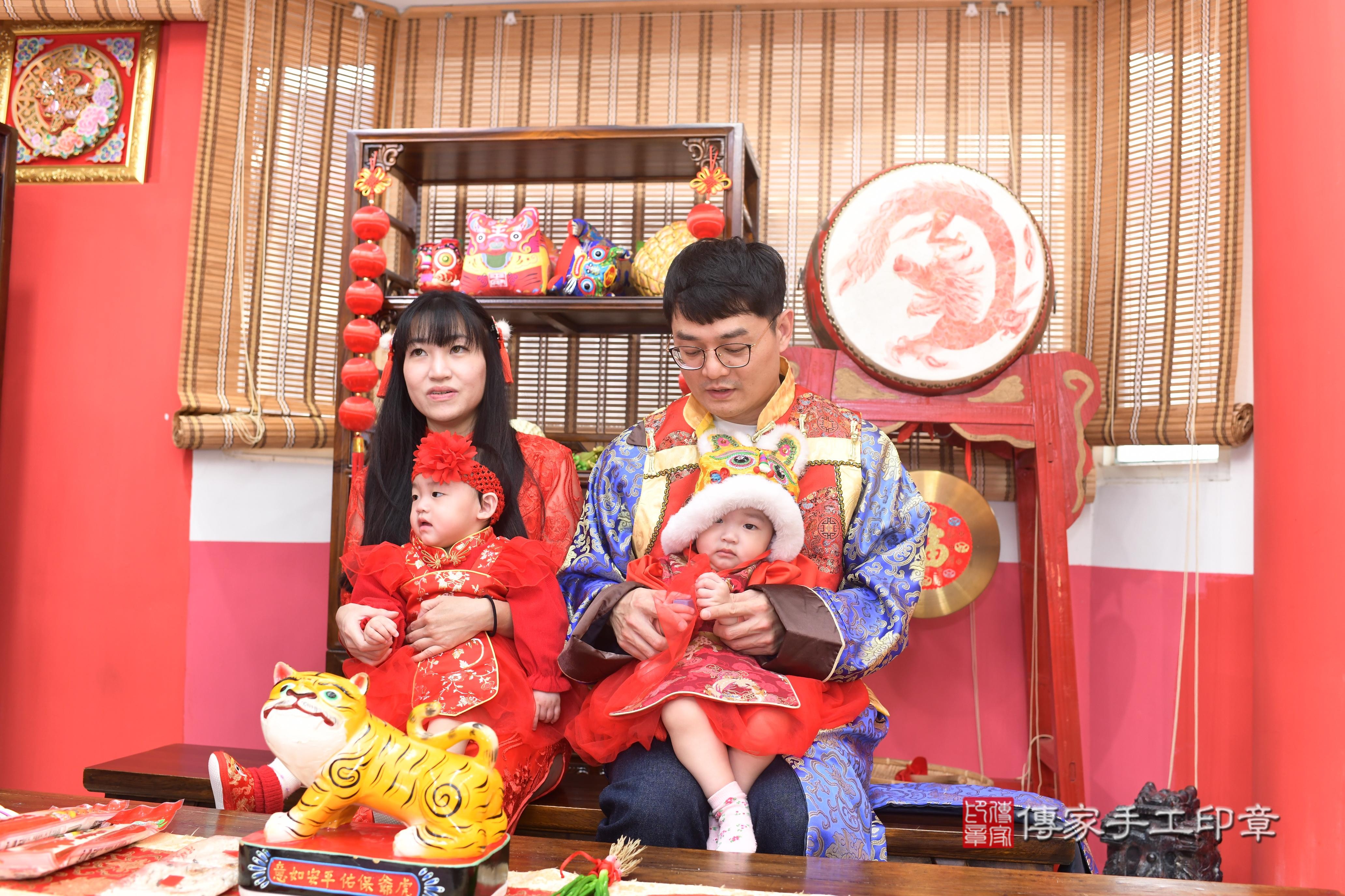 傳家手工印章高雄店、抓周、度脺、中國風會場、傳家嬰兒古禮、吉祥話、抓周道具物品24種、拍照。抓周證書。寶寶抓周、滿周歲、生日快樂、祝福