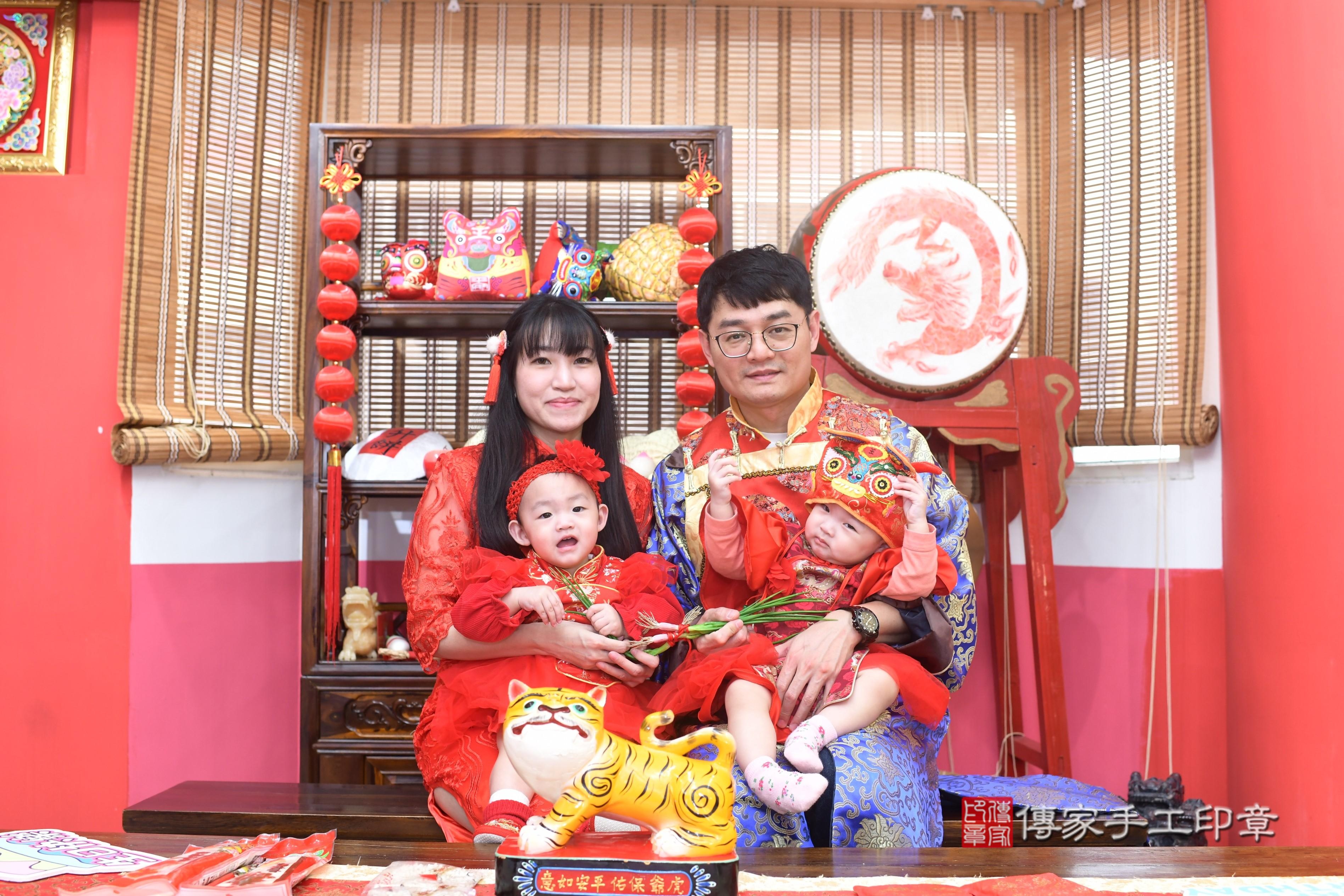 傳家手工印章高雄店、抓周、度脺、中國風會場、傳家嬰兒古禮、吉祥話、抓周道具物品24種、拍照。抓周證書。寶寶抓周、滿周歲、生日快樂、祝福
