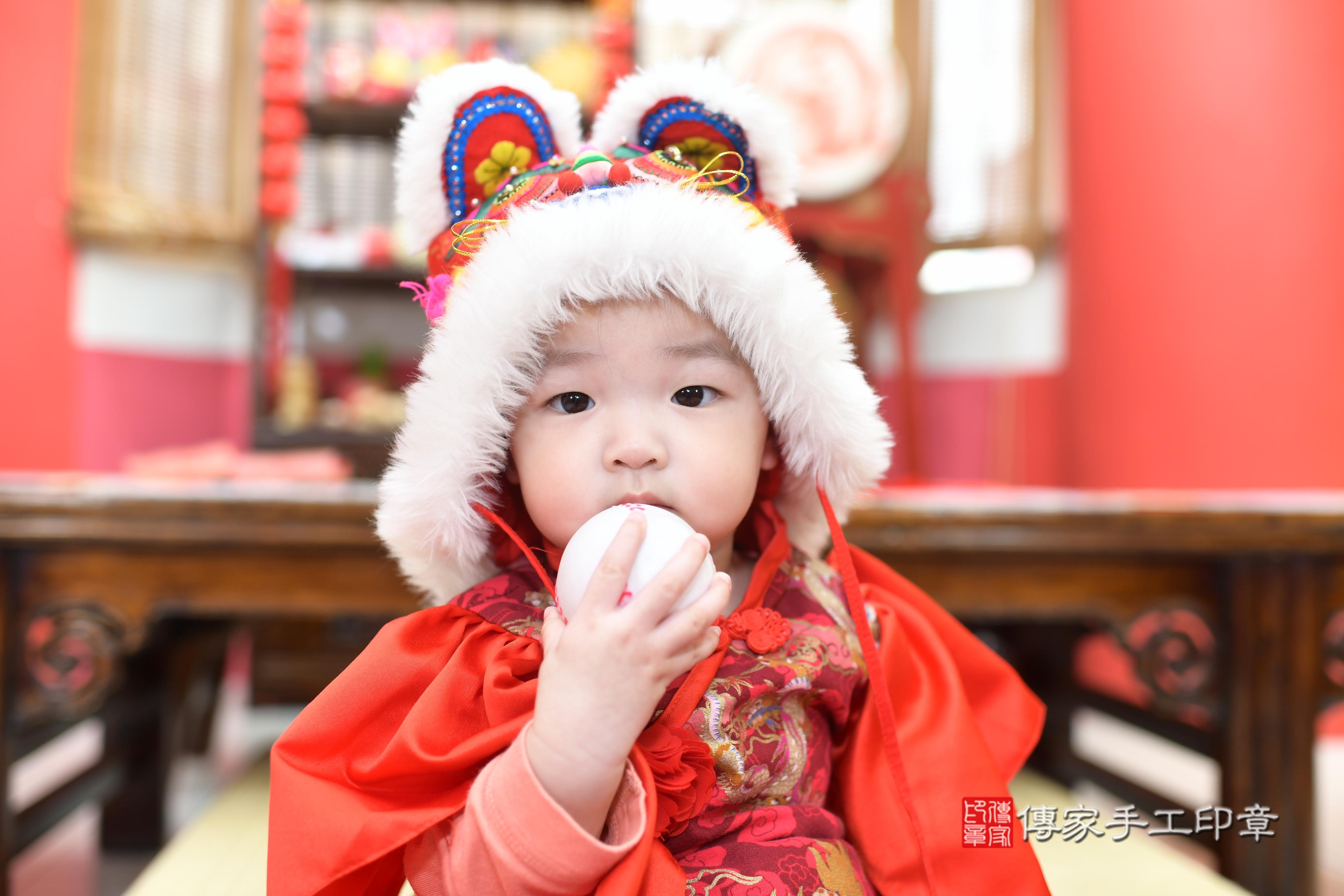 傳家手工印章高雄店、抓周、度脺、中國風會場、傳家嬰兒古禮、吉祥話、抓周道具物品24種、拍照。抓周證書。寶寶抓周、滿周歲、生日快樂、祝福