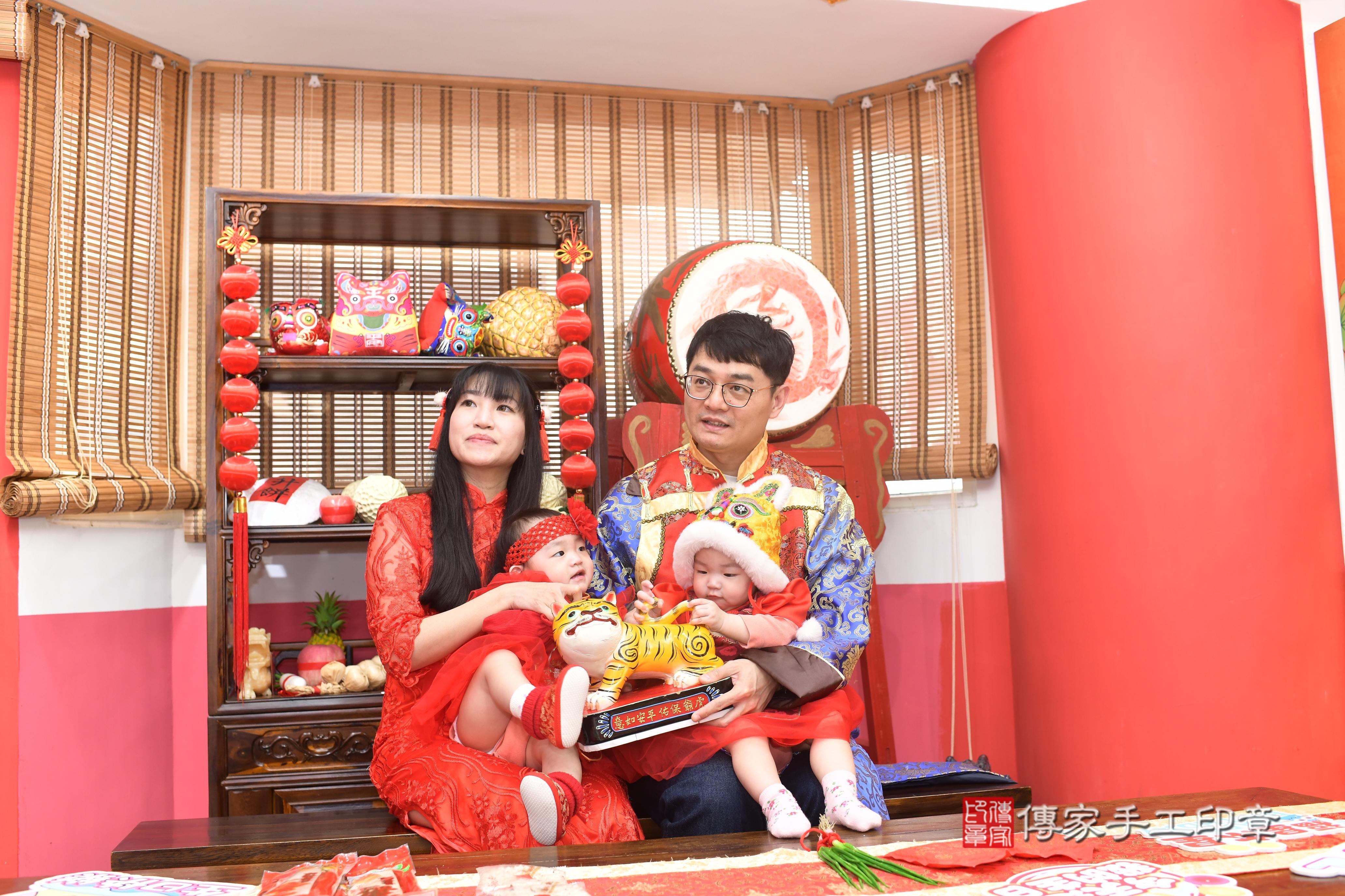 傳家手工印章高雄店、抓周、度脺、中國風會場、傳家嬰兒古禮、吉祥話、抓周道具物品24種、拍照。抓周證書。寶寶抓周、滿周歲、生日快樂、祝福