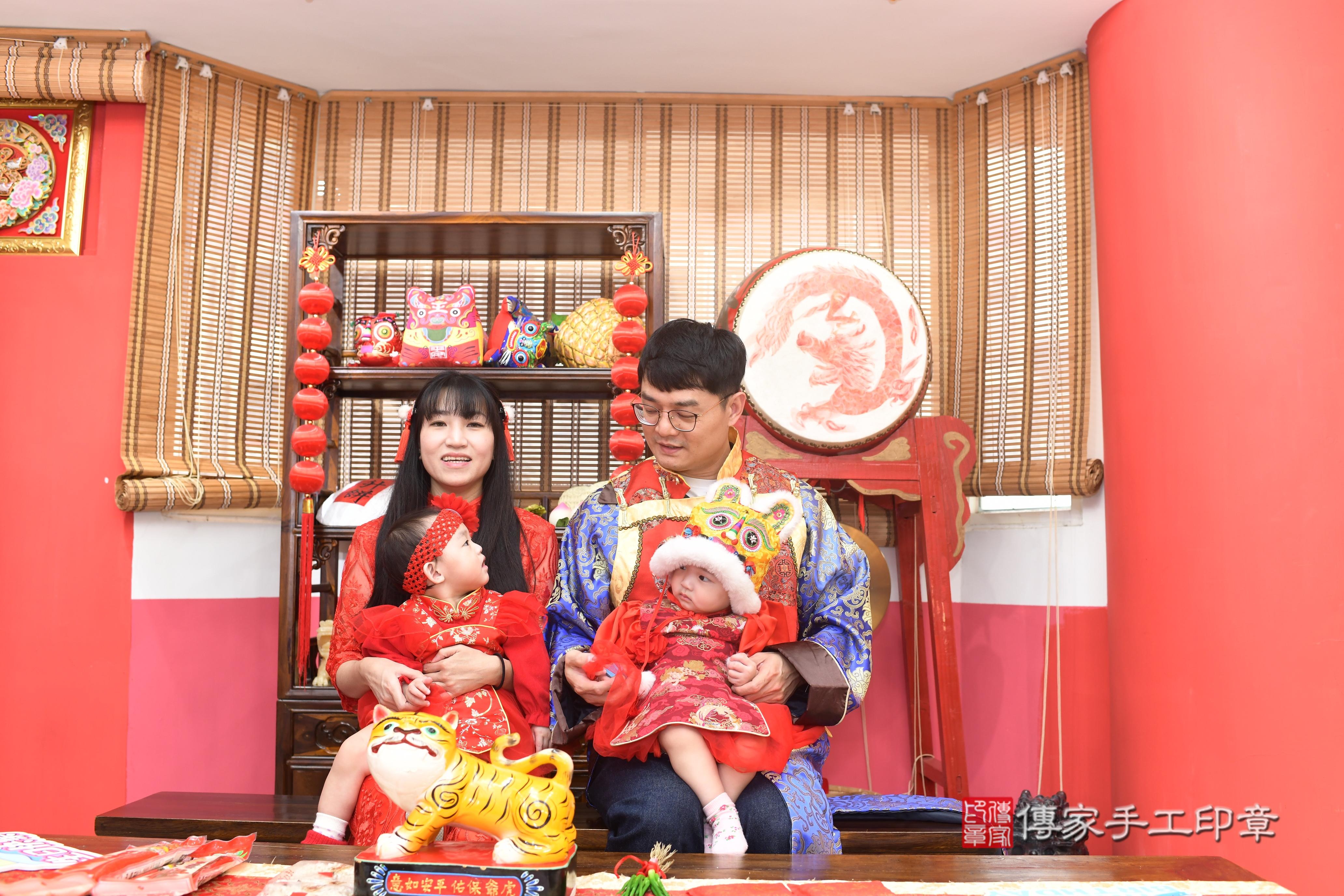 傳家手工印章高雄店、抓周、度脺、中國風會場、傳家嬰兒古禮、吉祥話、抓周道具物品24種、拍照。抓周證書。寶寶抓周、滿周歲、生日快樂、祝福