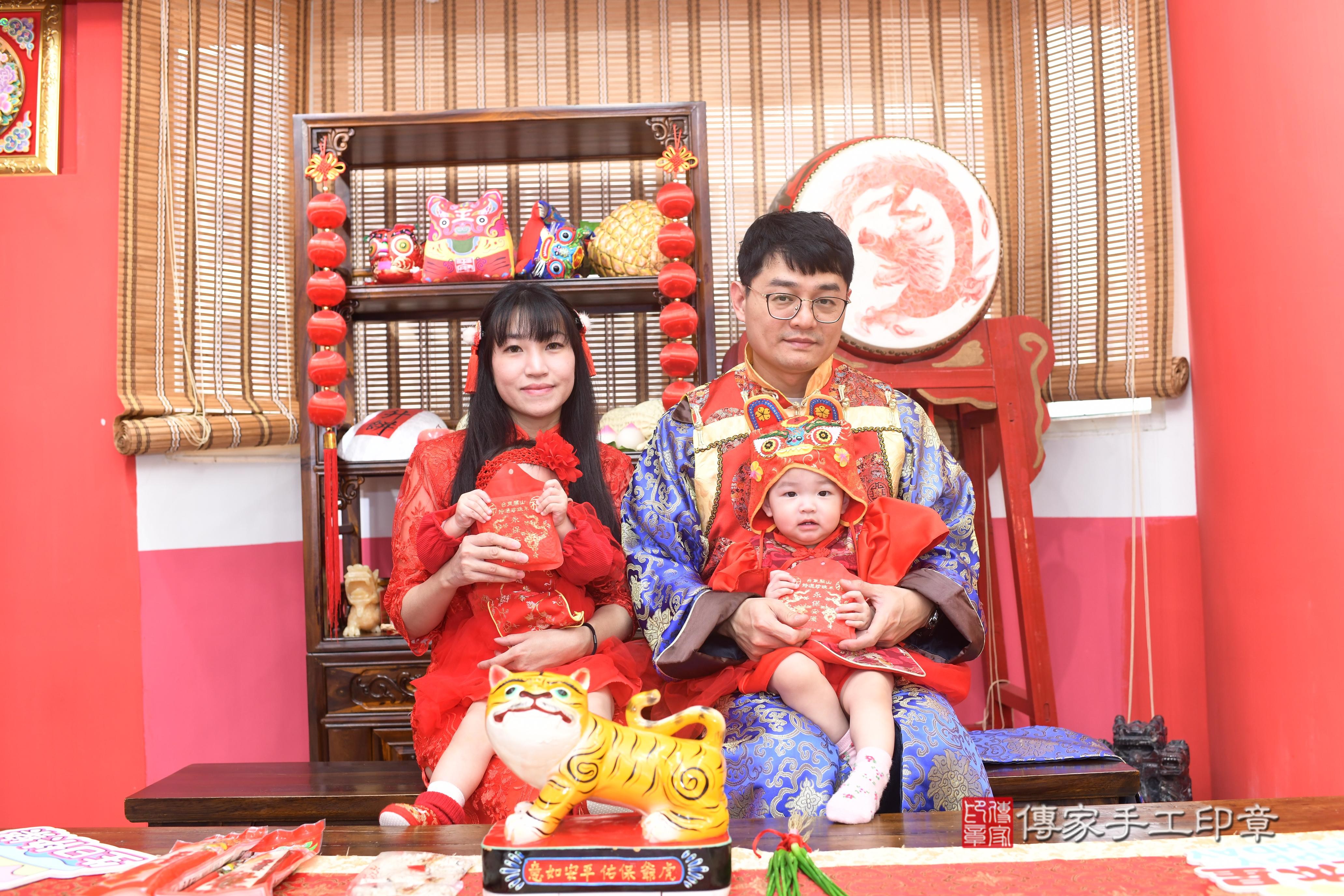 傳家手工印章高雄店、抓周、度脺、中國風會場、傳家嬰兒古禮、吉祥話、抓周道具物品24種、拍照。抓周證書。寶寶抓周、滿周歲、生日快樂、祝福