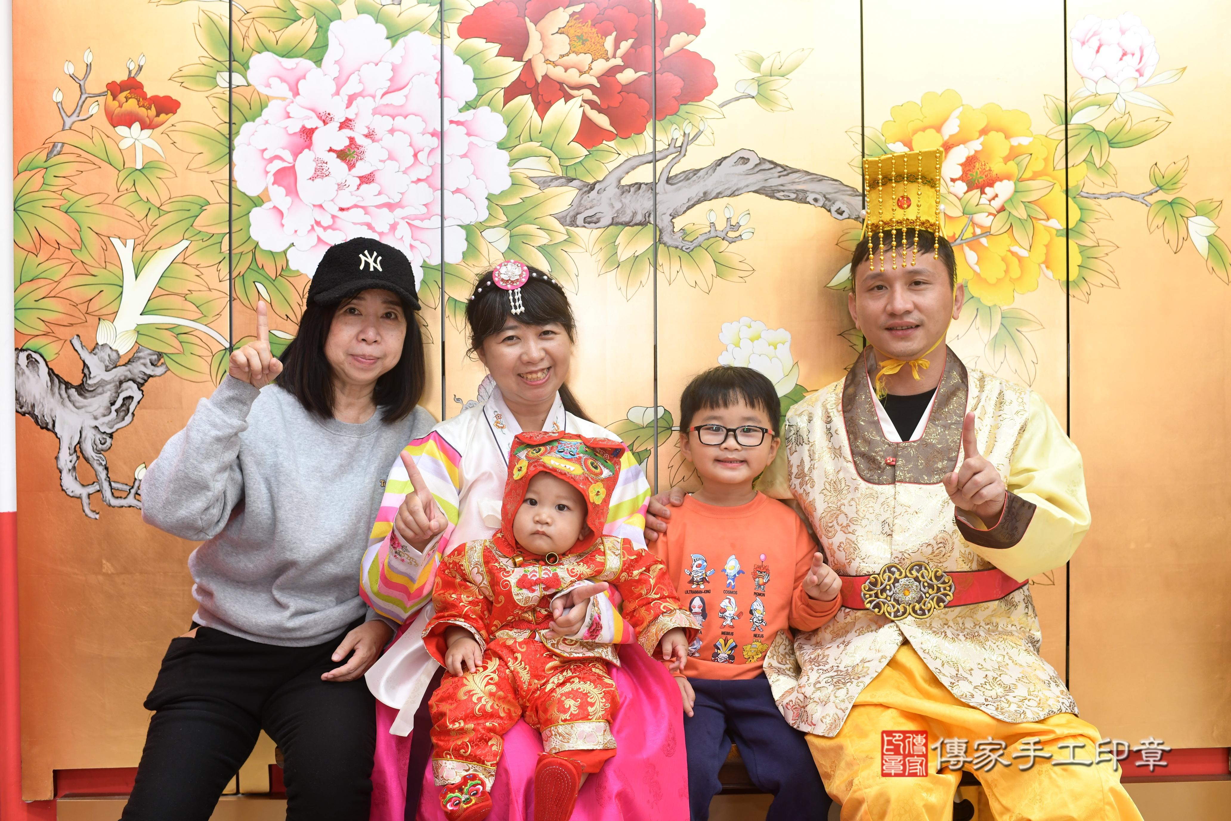 傳家手工印章高雄店、抓周、度脺、中國風會場、傳家嬰兒古禮、吉祥話、抓周道具物品24種、拍照。抓周證書。寶寶抓周、滿周歲、生日快樂、祝福