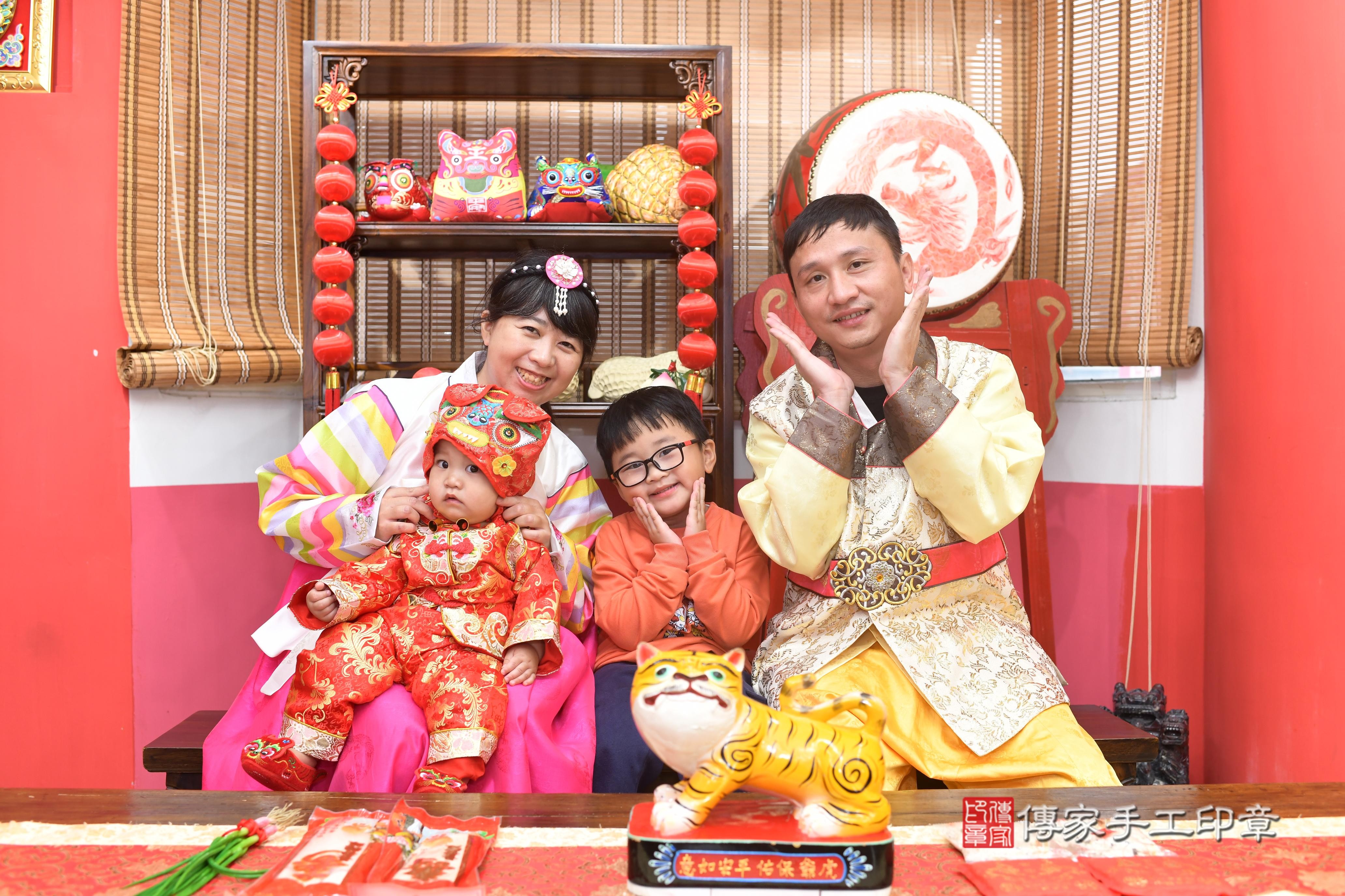 傳家手工印章高雄店、抓周、度脺、中國風會場、傳家嬰兒古禮、吉祥話、抓周道具物品24種、拍照。抓周證書。寶寶抓周、滿周歲、生日快樂、祝福