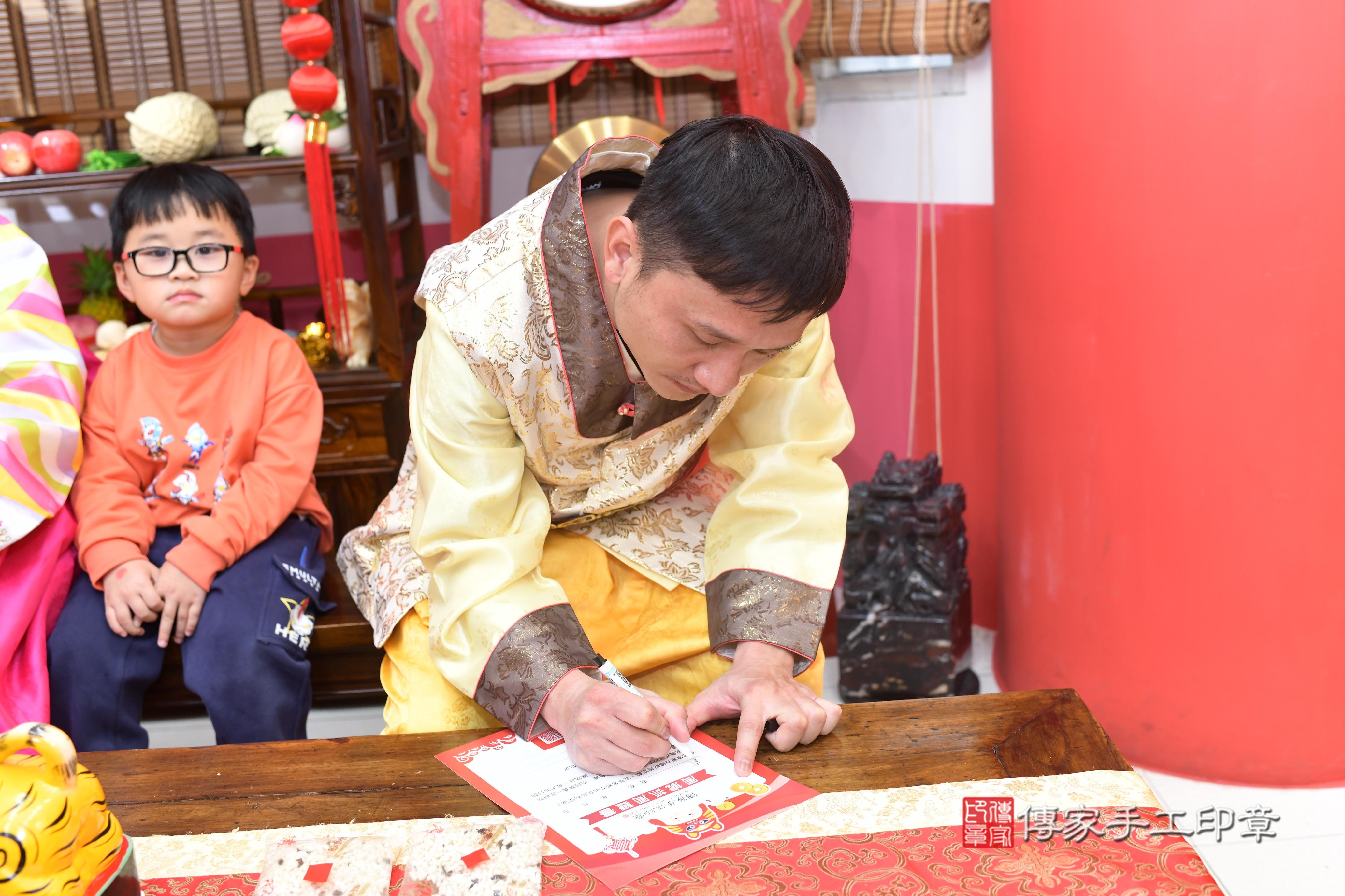 傳家手工印章高雄店、抓周、度脺、中國風會場、傳家嬰兒古禮、吉祥話、抓周道具物品24種、拍照。抓周證書。寶寶抓周、滿周歲、生日快樂、祝福