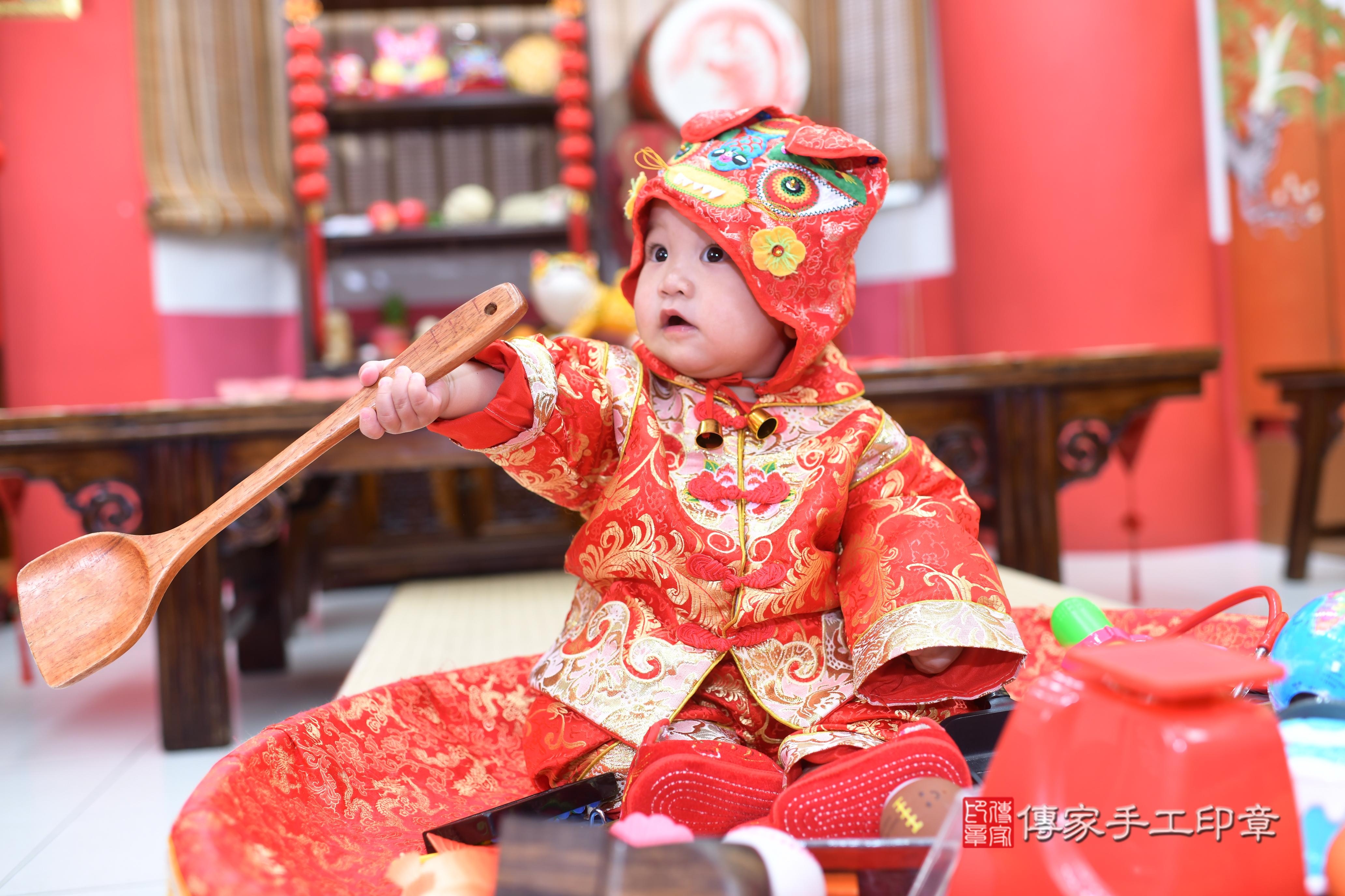 傳家手工印章高雄店、抓周、度脺、中國風會場、傳家嬰兒古禮、吉祥話、抓周道具物品24種、拍照。抓周證書。寶寶抓周、滿周歲、生日快樂、祝福
