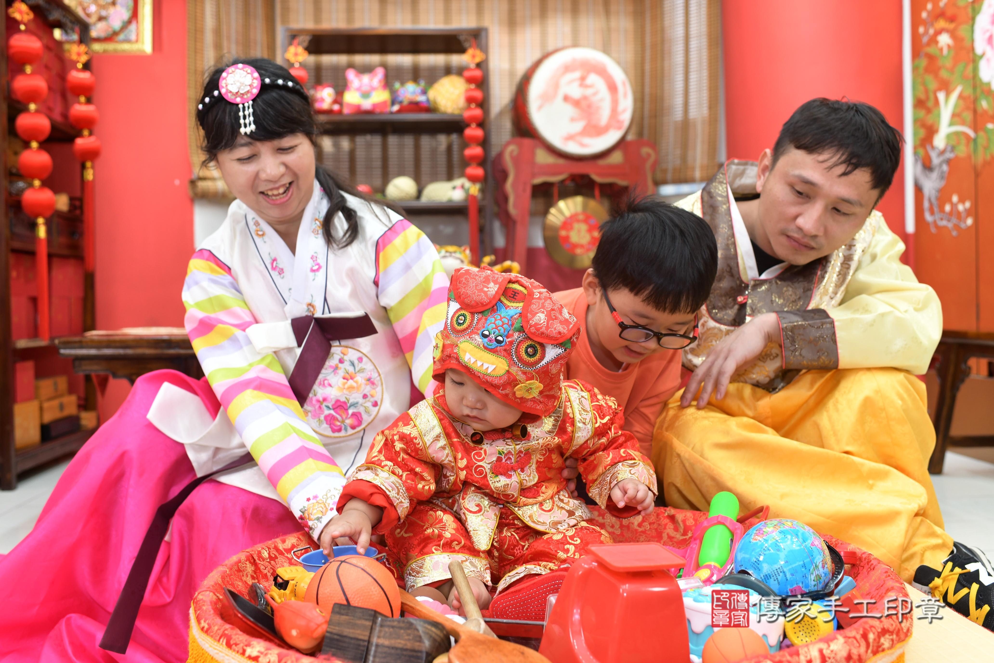 傳家手工印章高雄店、抓周、度脺、中國風會場、傳家嬰兒古禮、吉祥話、抓周道具物品24種、拍照。抓周證書。寶寶抓周、滿周歲、生日快樂、祝福