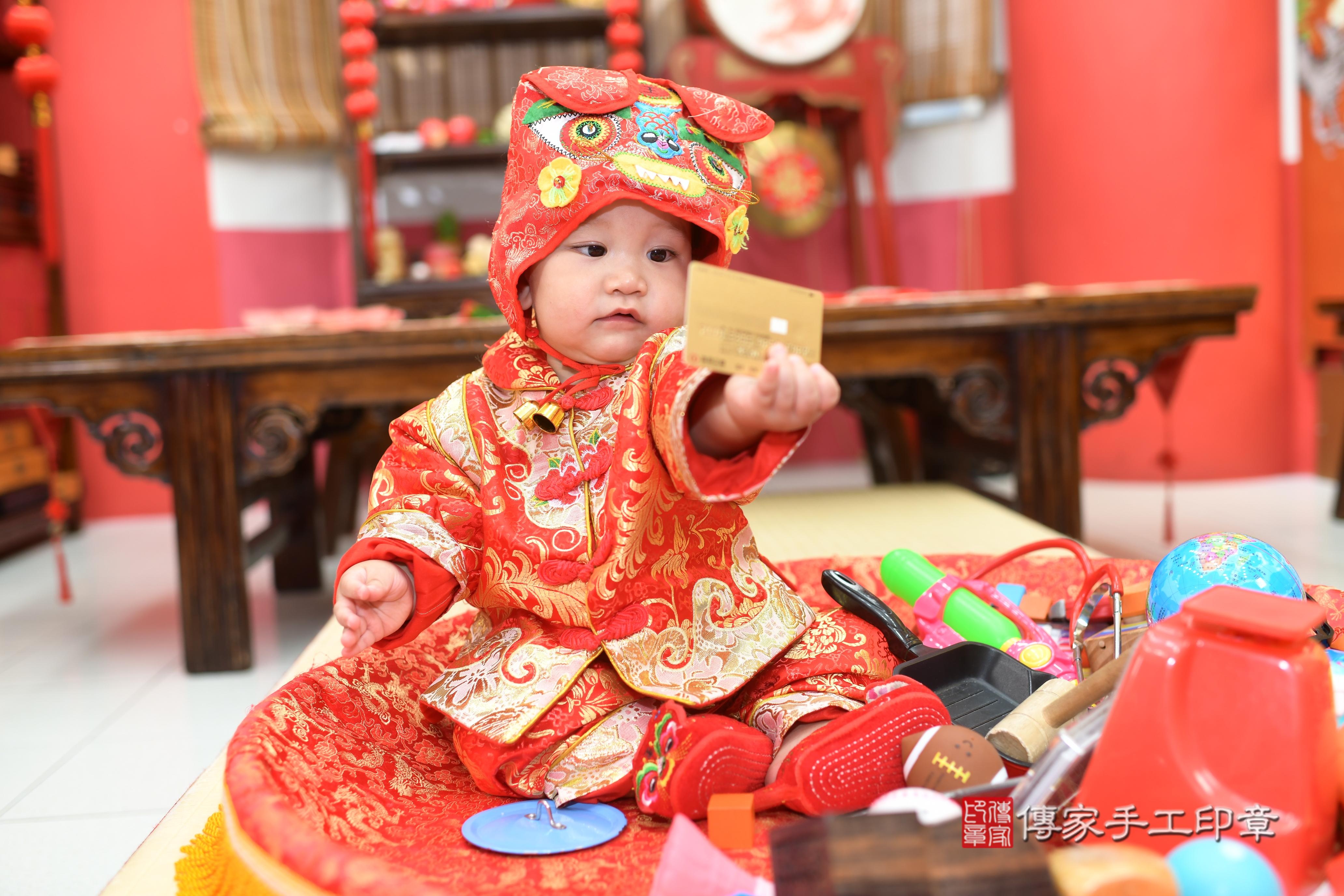 傳家手工印章高雄店、抓周、度脺、中國風會場、傳家嬰兒古禮、吉祥話、抓周道具物品24種、拍照。抓周證書。寶寶抓周、滿周歲、生日快樂、祝福