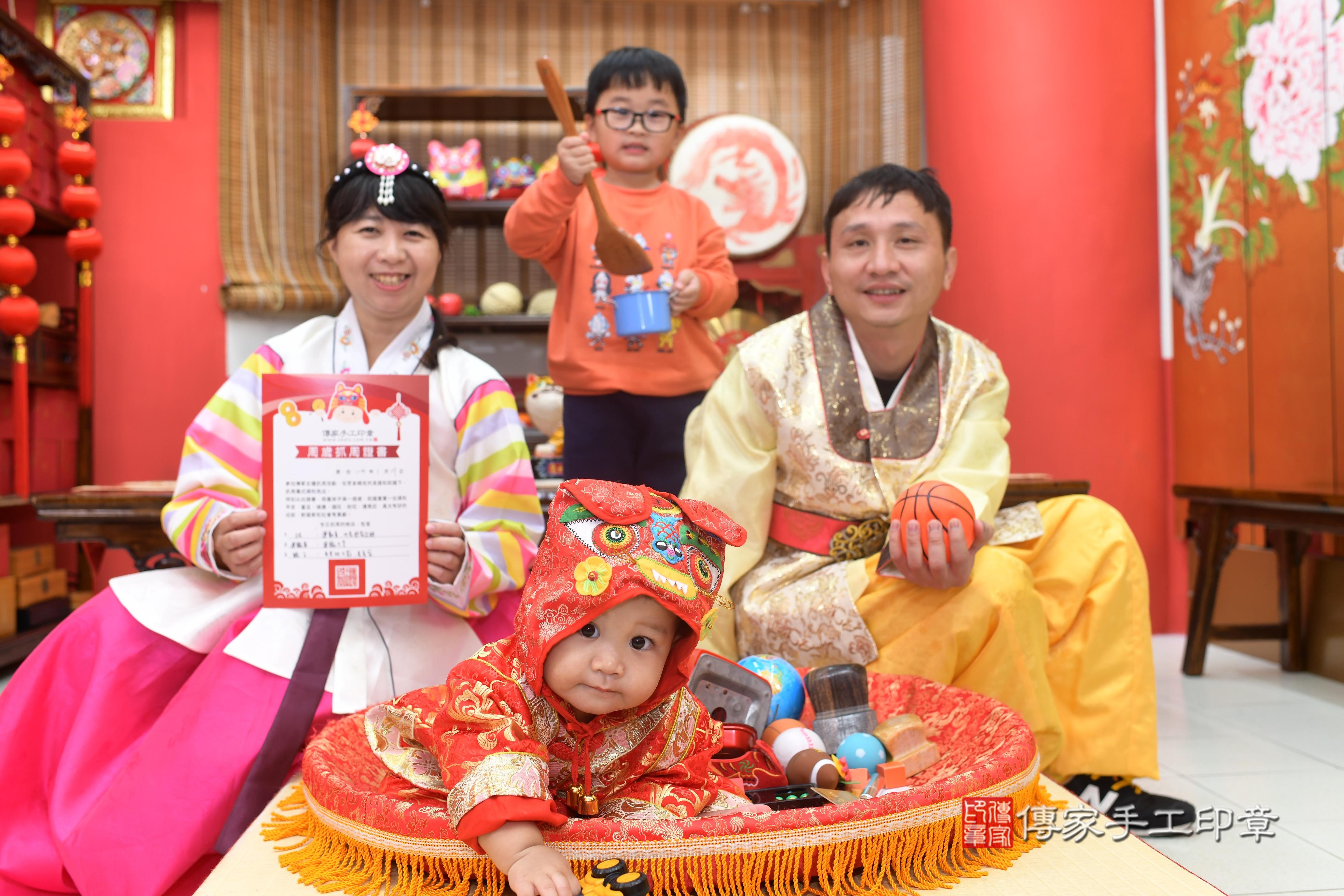 傳家手工印章高雄店、抓周、度脺、中國風會場、傳家嬰兒古禮、吉祥話、抓周道具物品24種、拍照。抓周證書。寶寶抓周、滿周歲、生日快樂、祝福